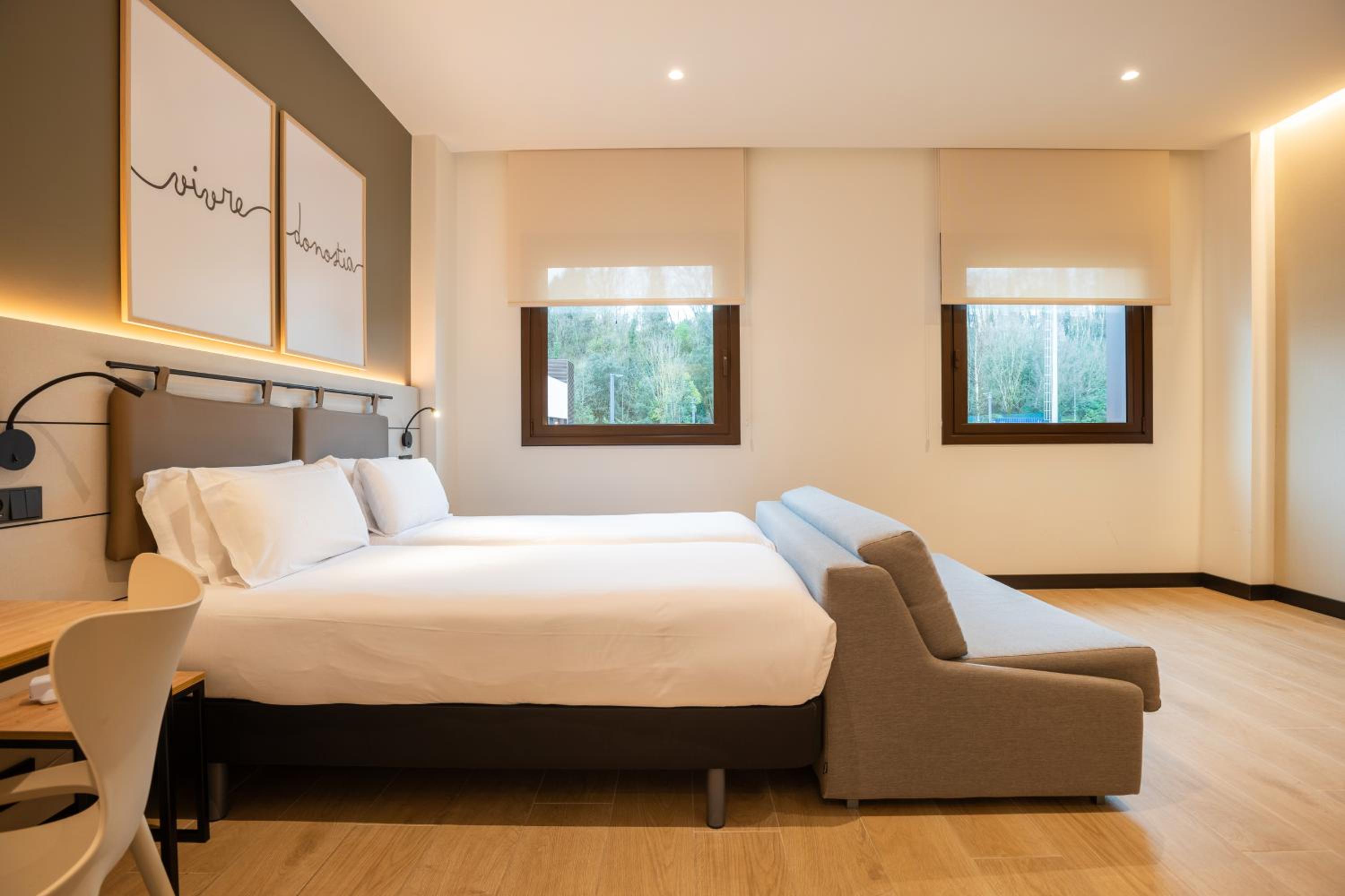 Deluxe Double Room thumbnail 5