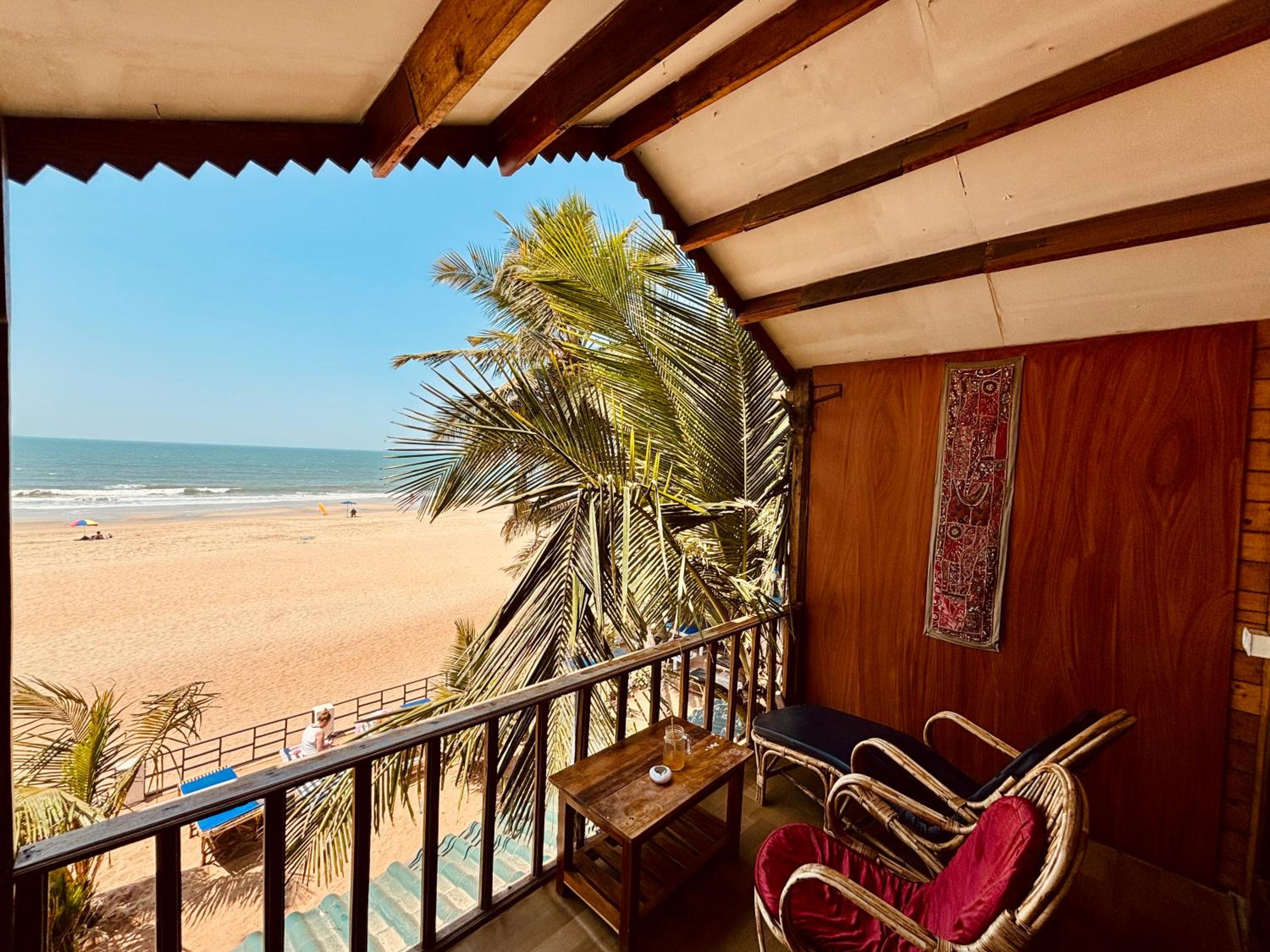 Rooftop Beachfront Hut photo 2
