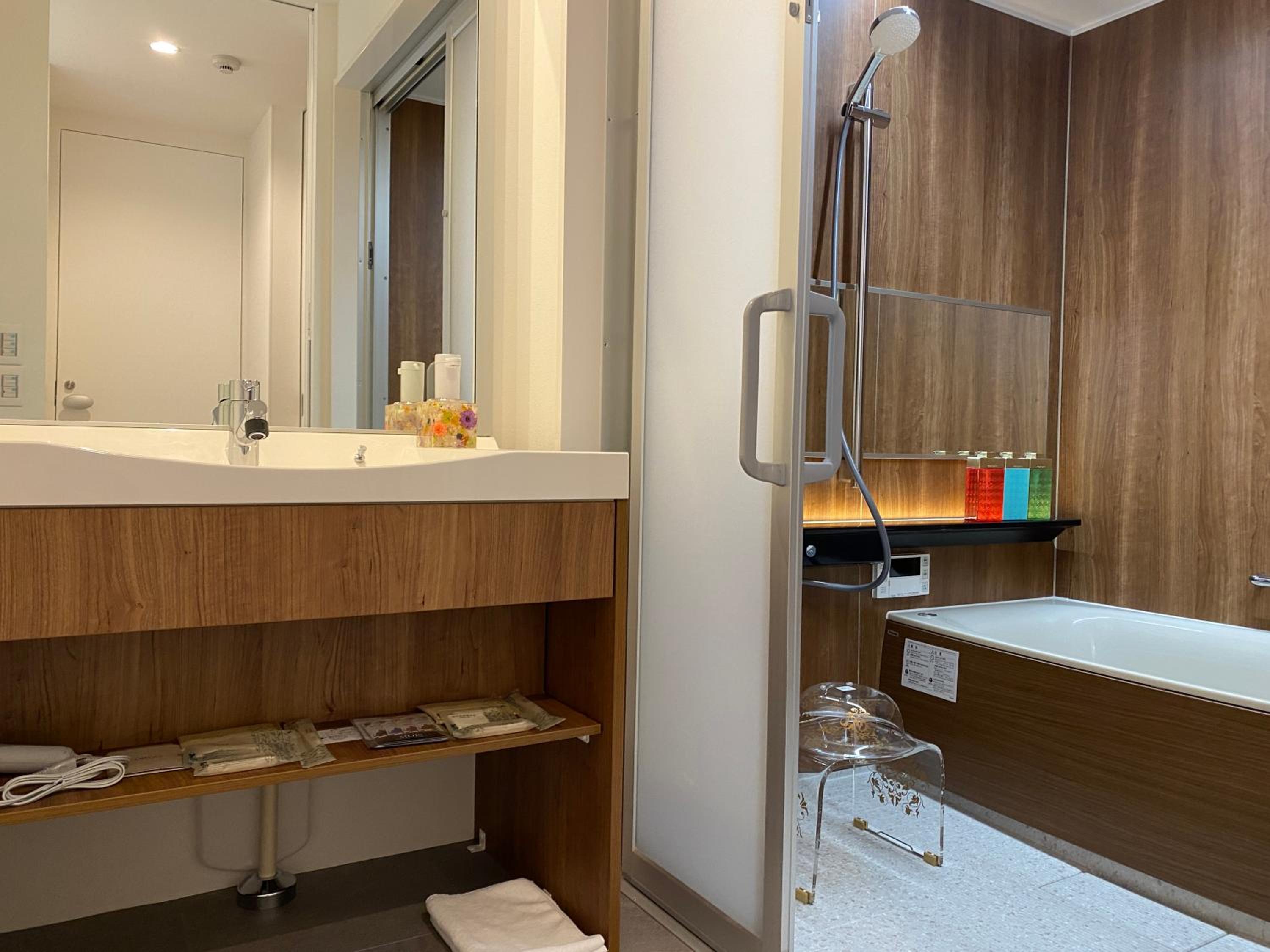 Twin Room with Private Bathroom - Photo 14