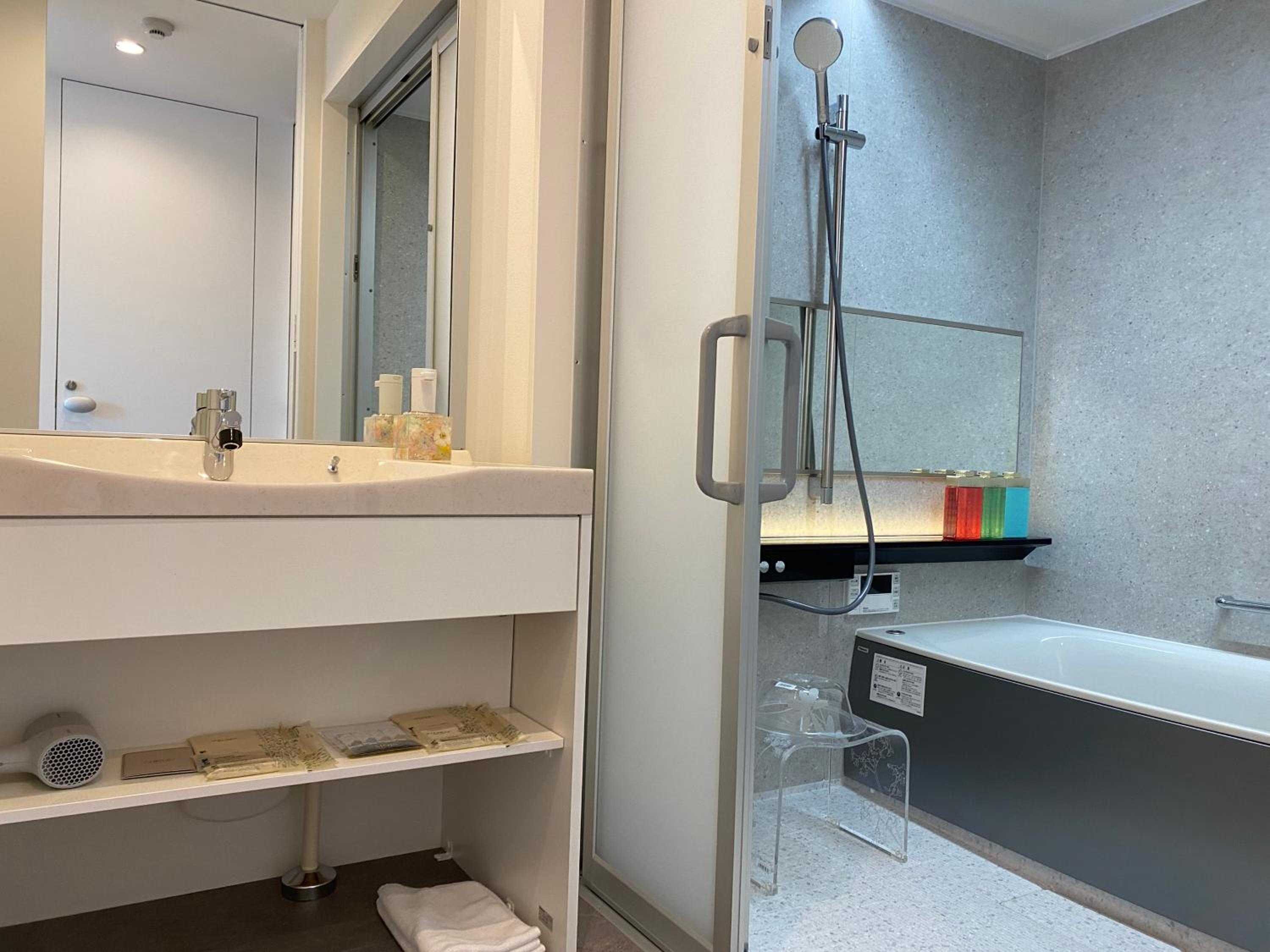 Twin Room with Private Bathroom - Photo 15