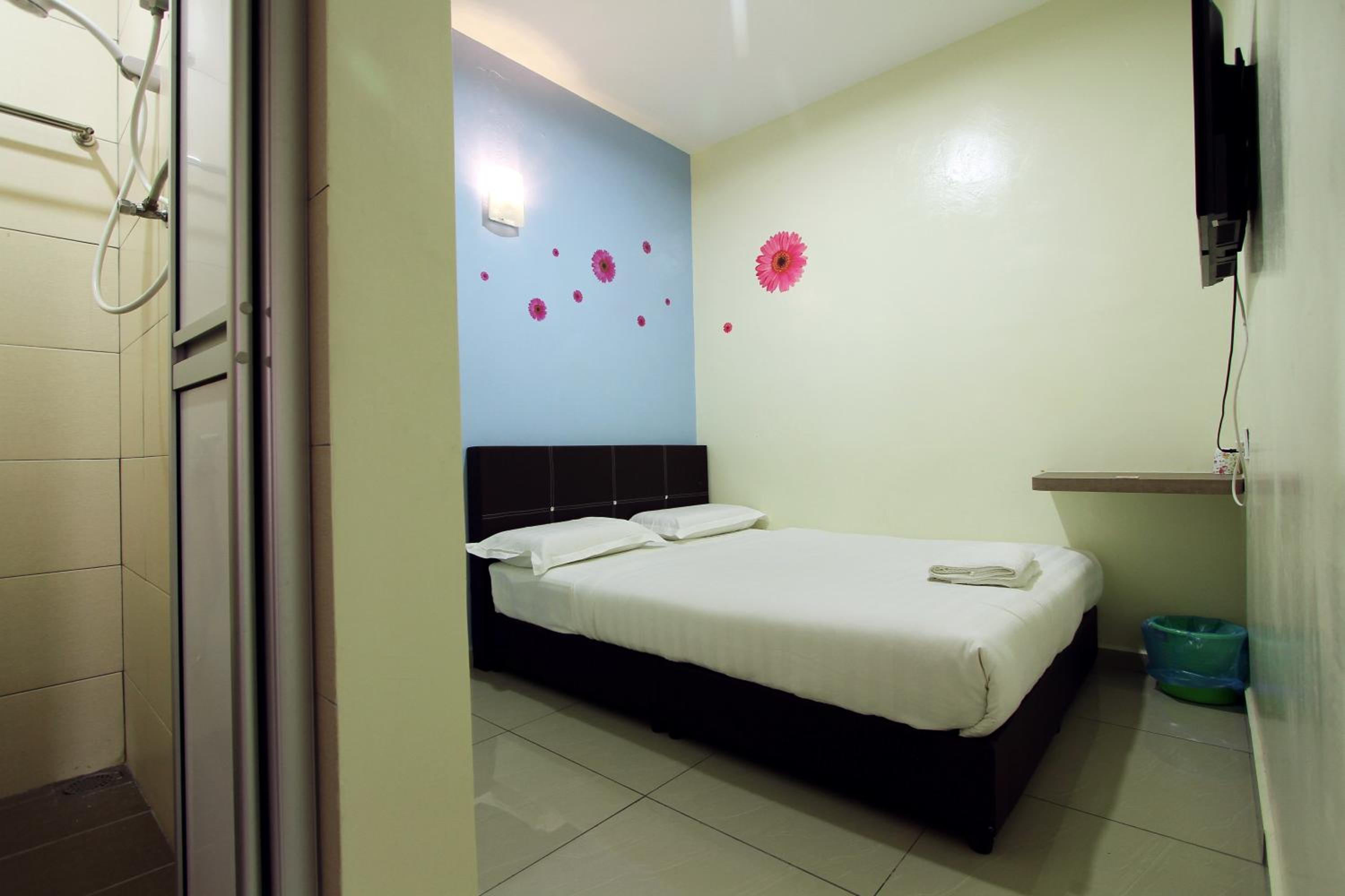 Basic Double Room without Window photo 3
