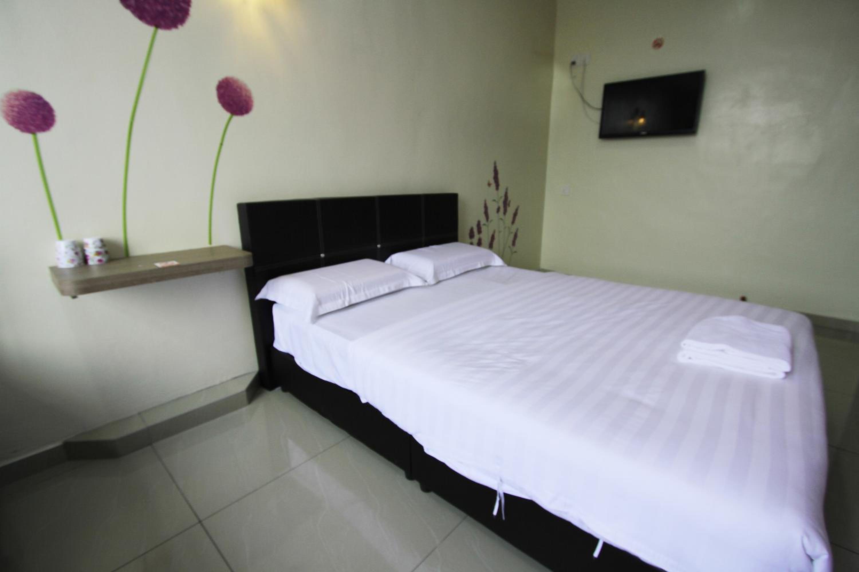 Basic Double Room without Window photo 2