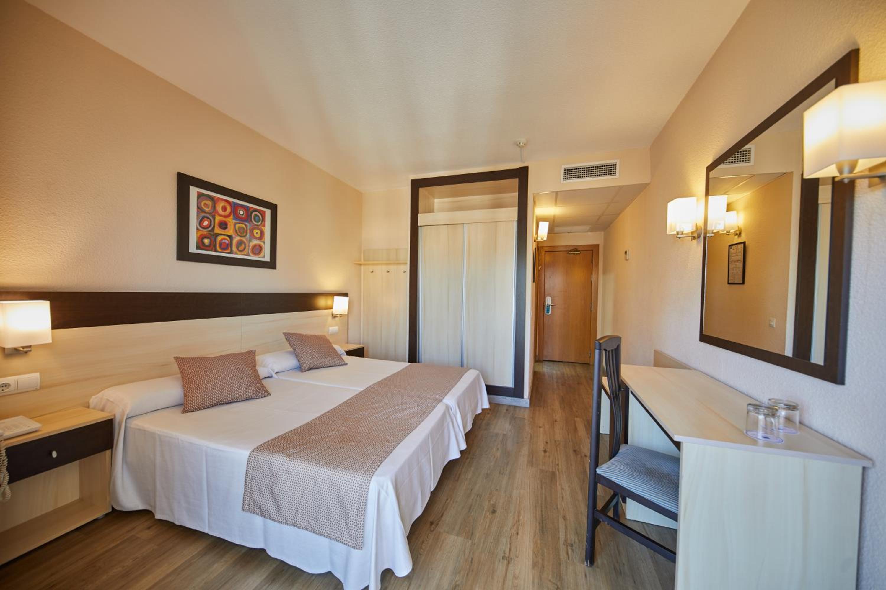 Habitación Doble con cama supletoria (2 adultos + 1 niño)