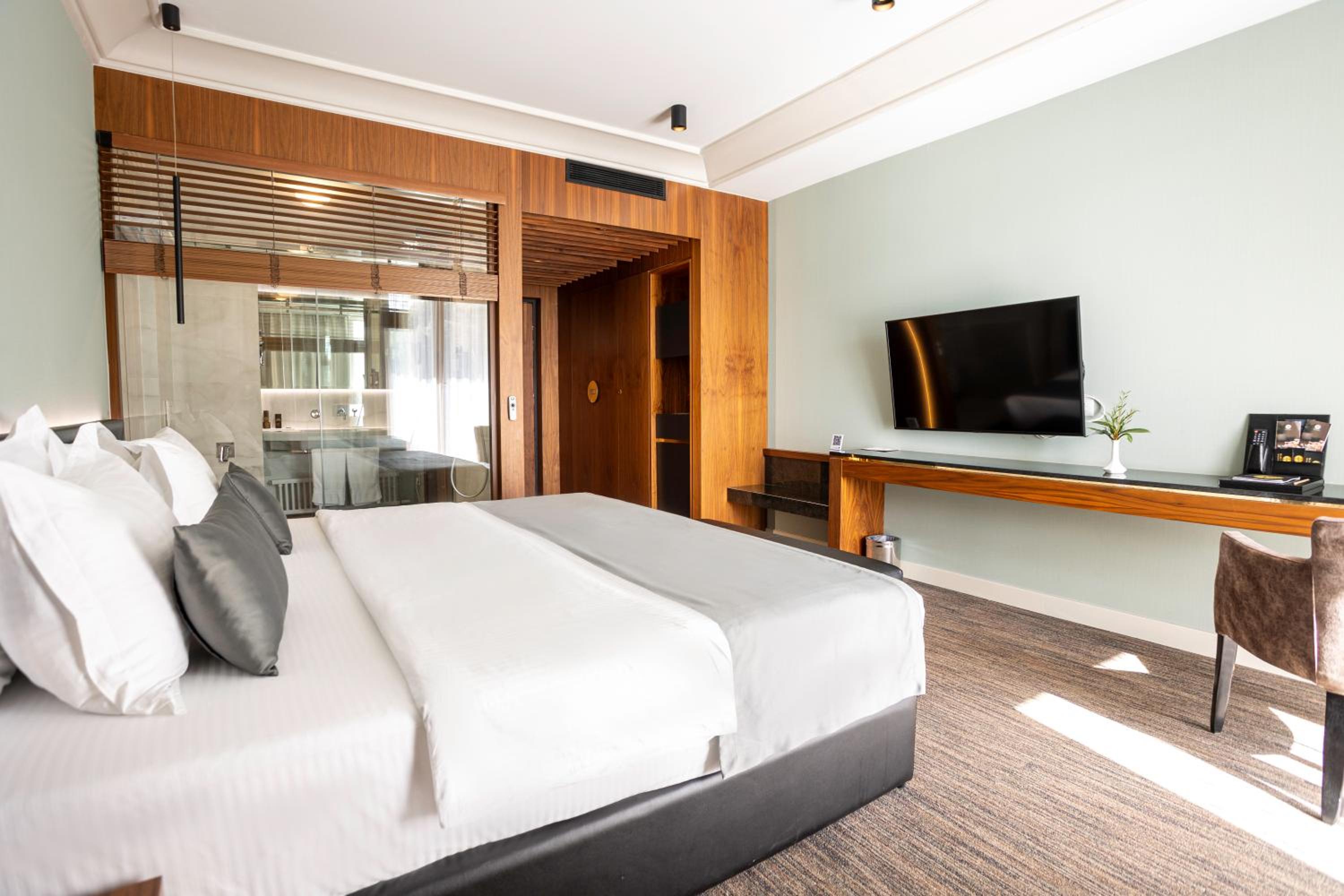 Double Room with Pool View photo 3