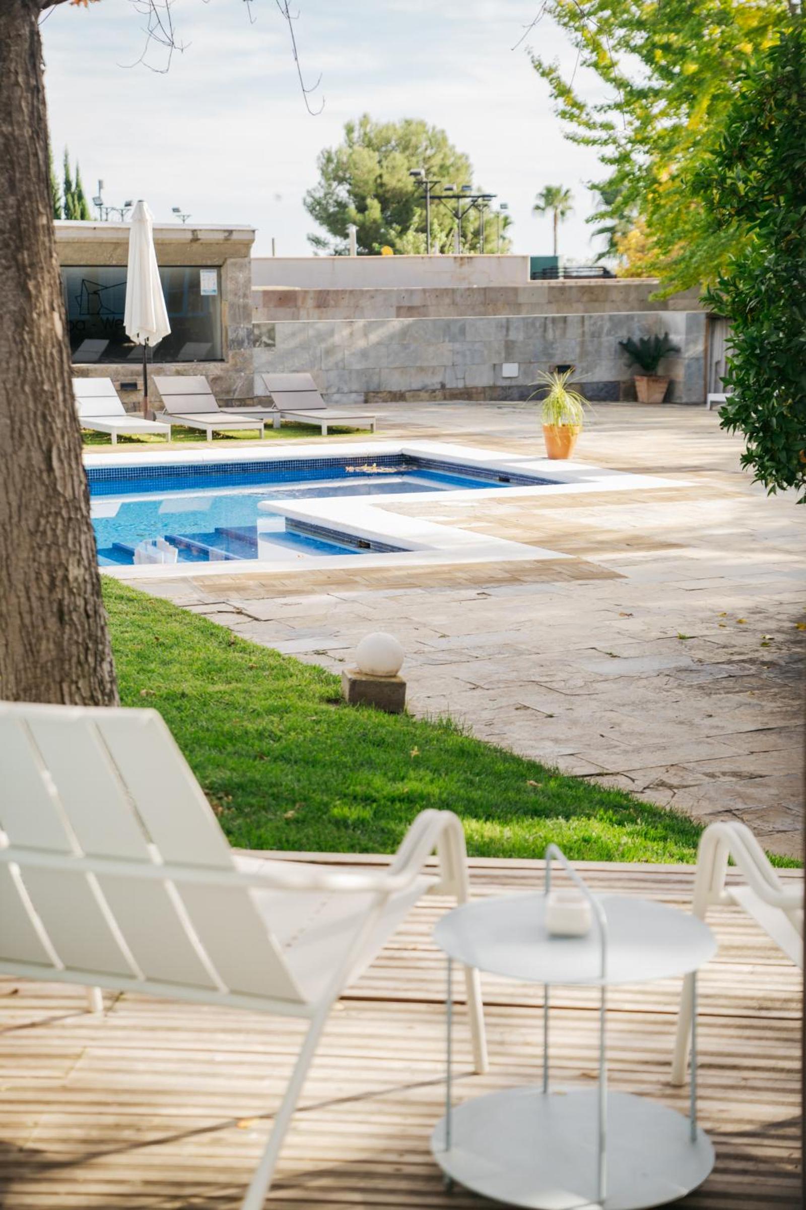 Deluxe Double Room with Pool View - Photo 4