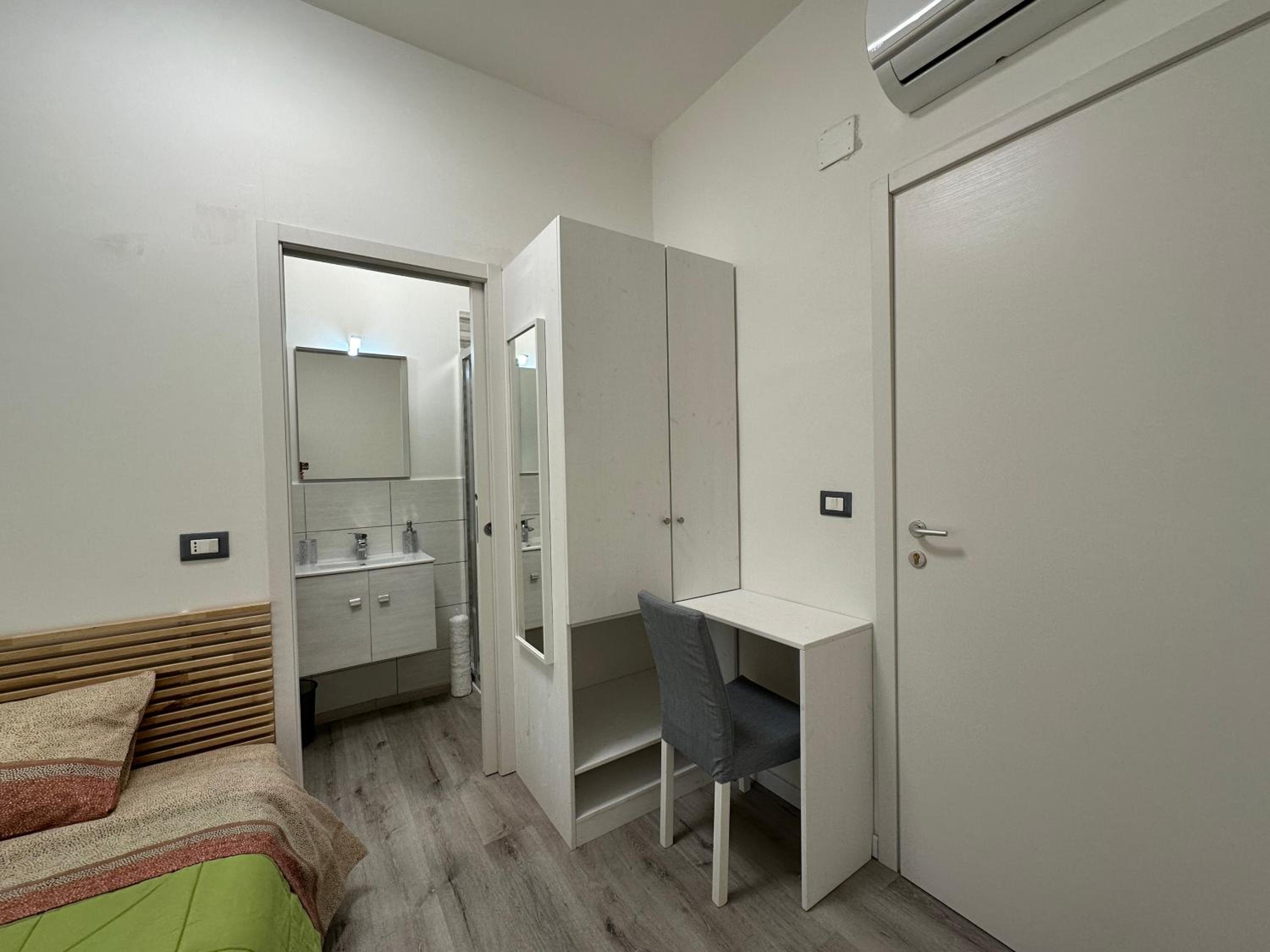 Single Room with Private Bathroom photo 3
