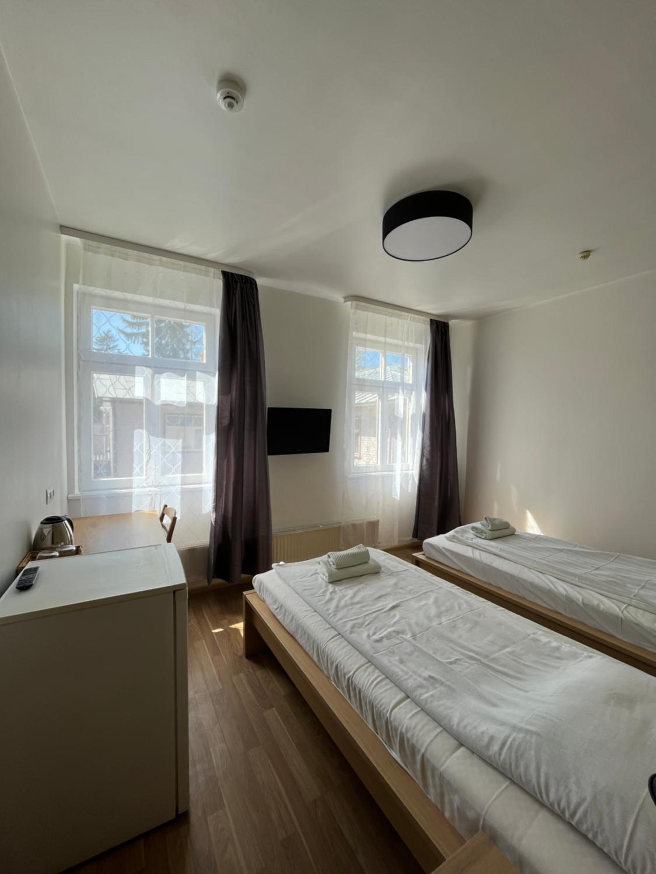 Twin Room with Private Bathroom - Photo 2