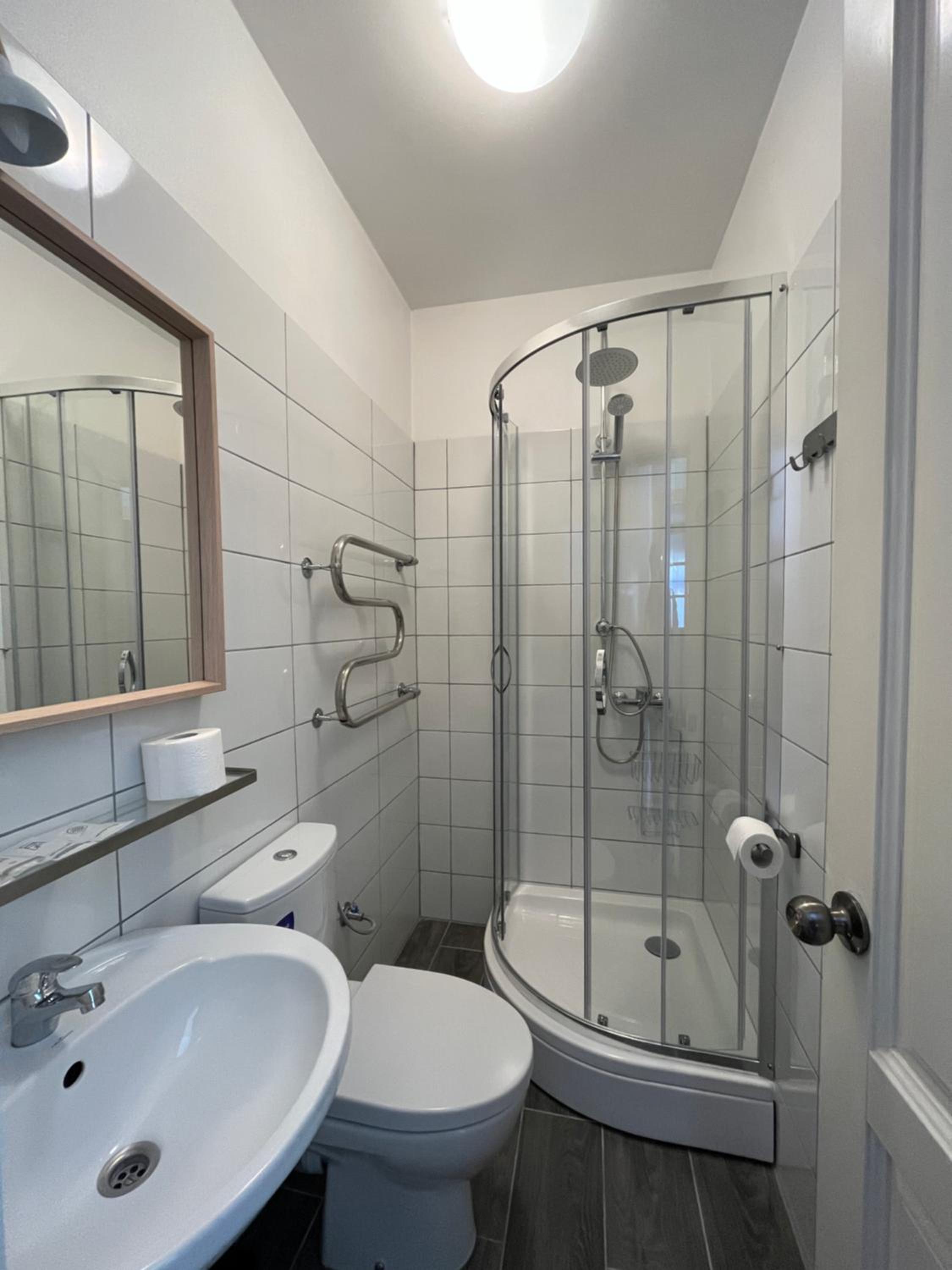 Twin Room with Private Bathroom - Photo 4