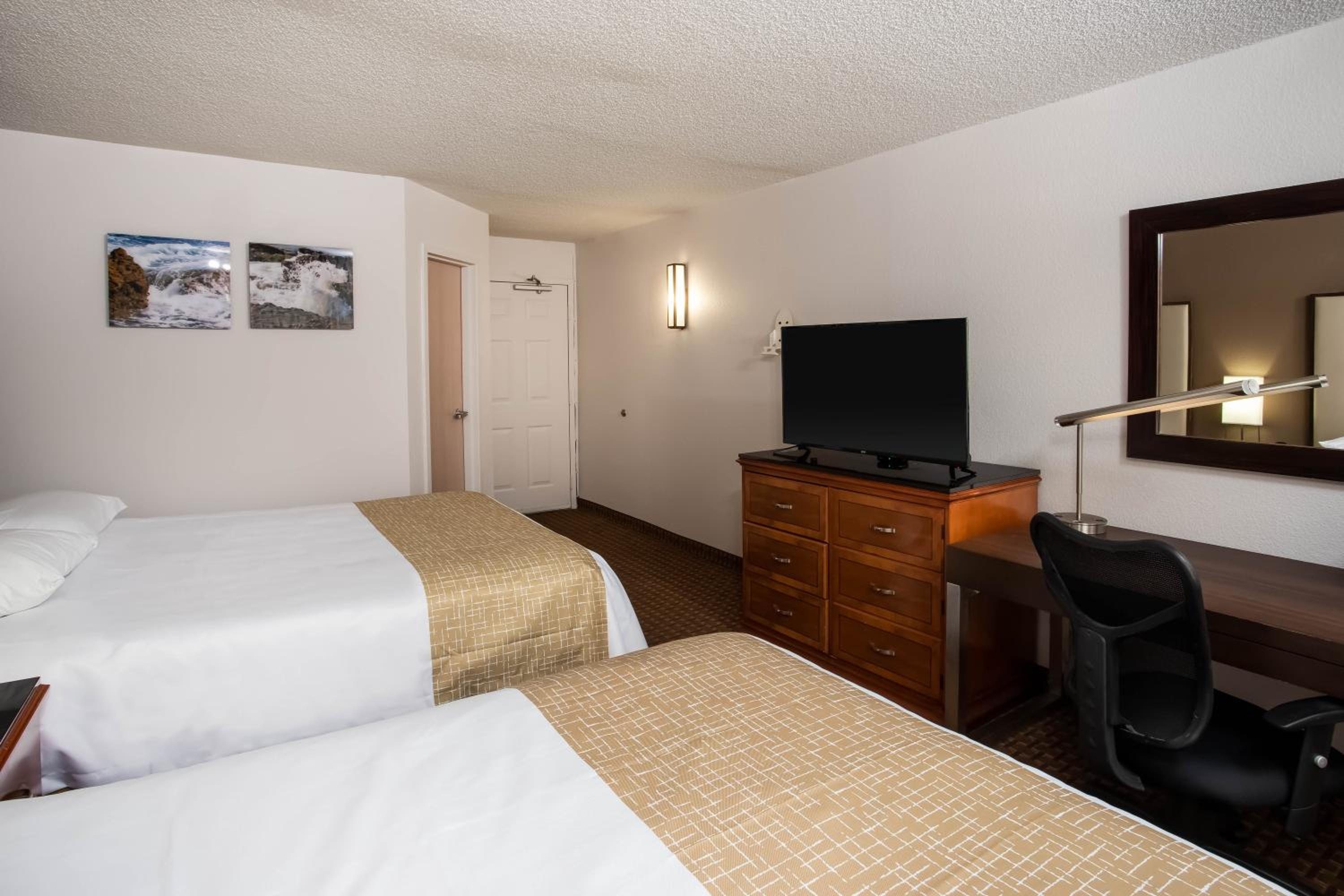 Business Double Room with Two Double Beds - Non-Smoking photo 1