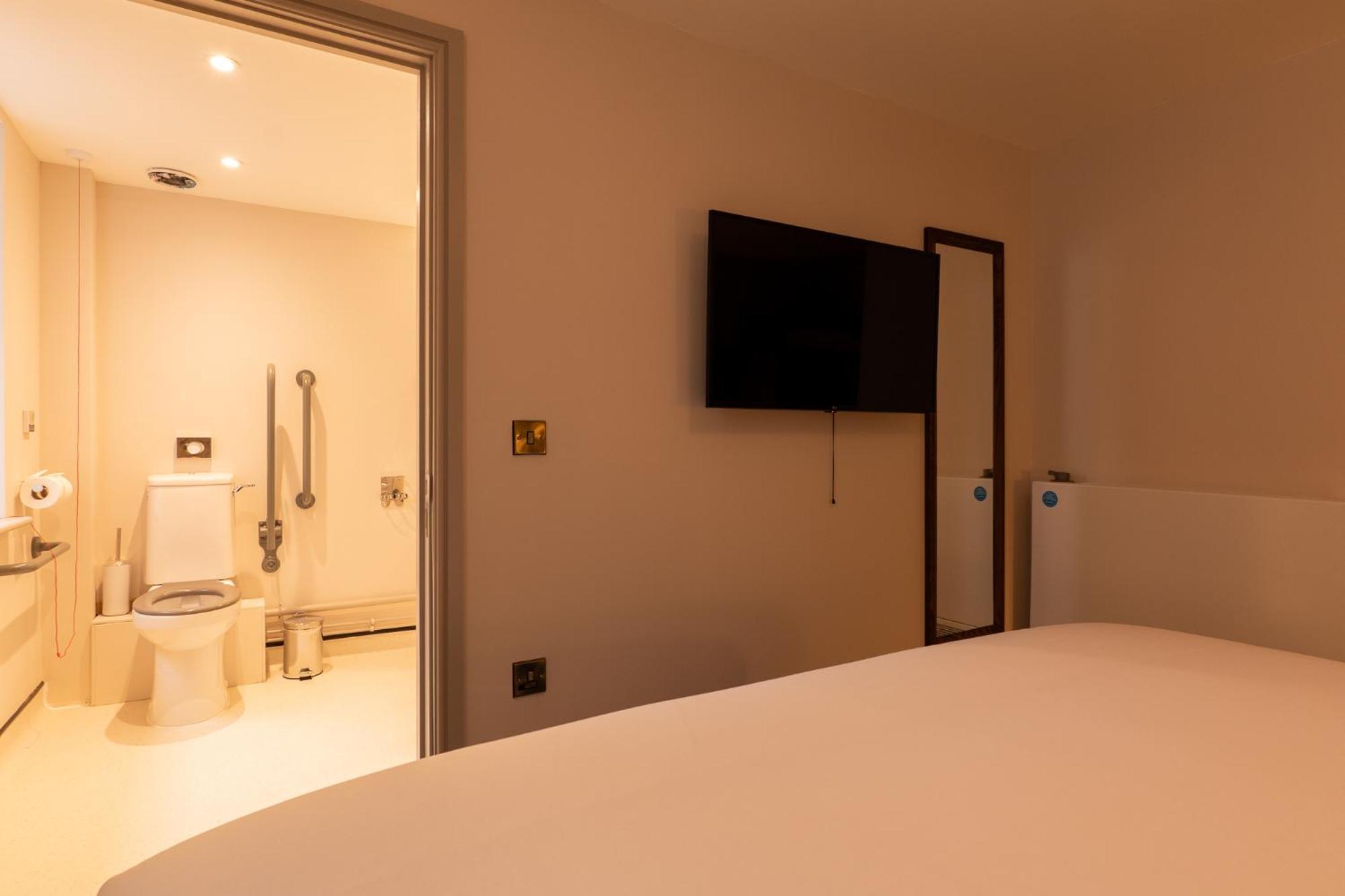 Accessible Double or Twin Room photo 3