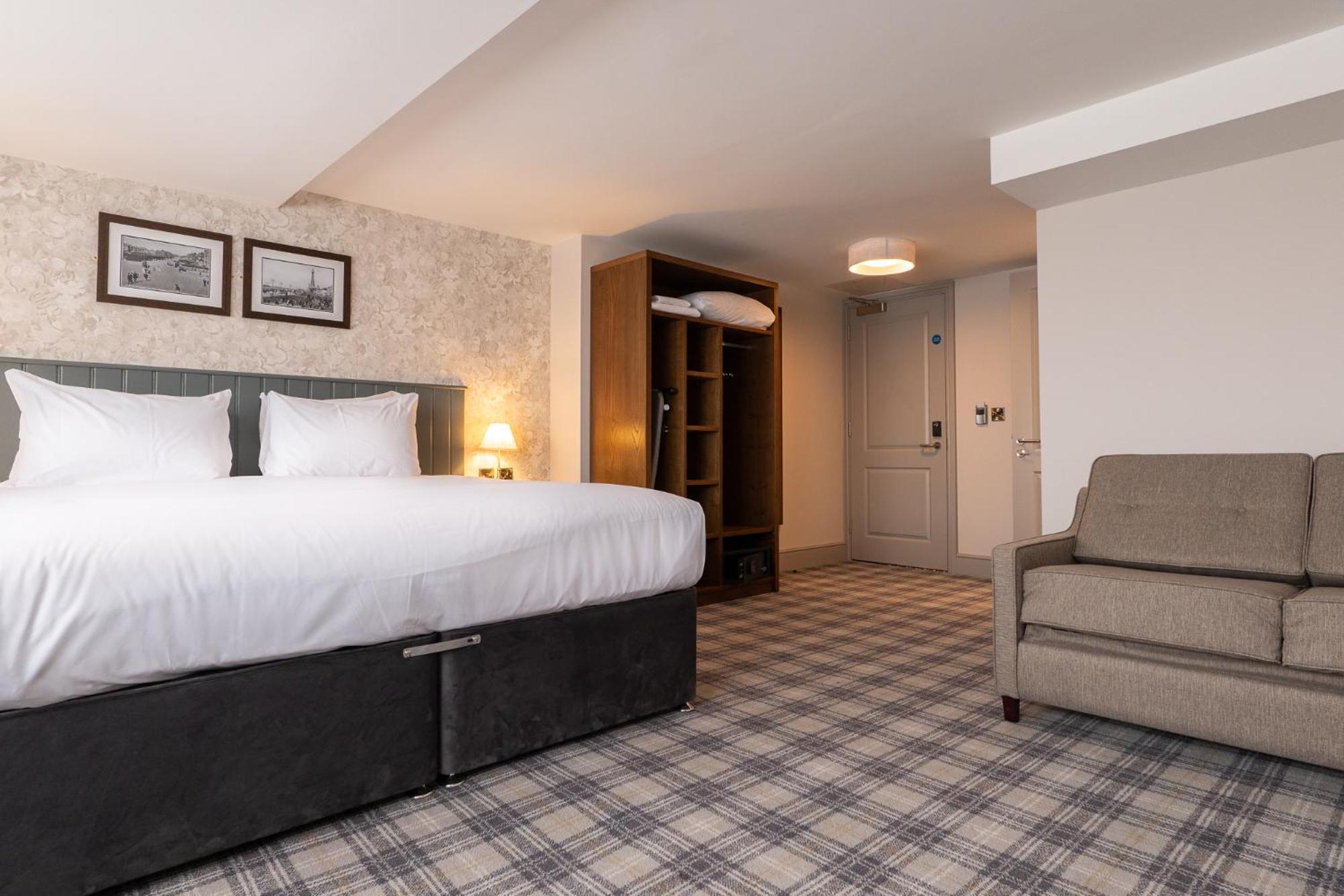Superior Double or Twin Room with Sofa Bed & Sea view photo 2