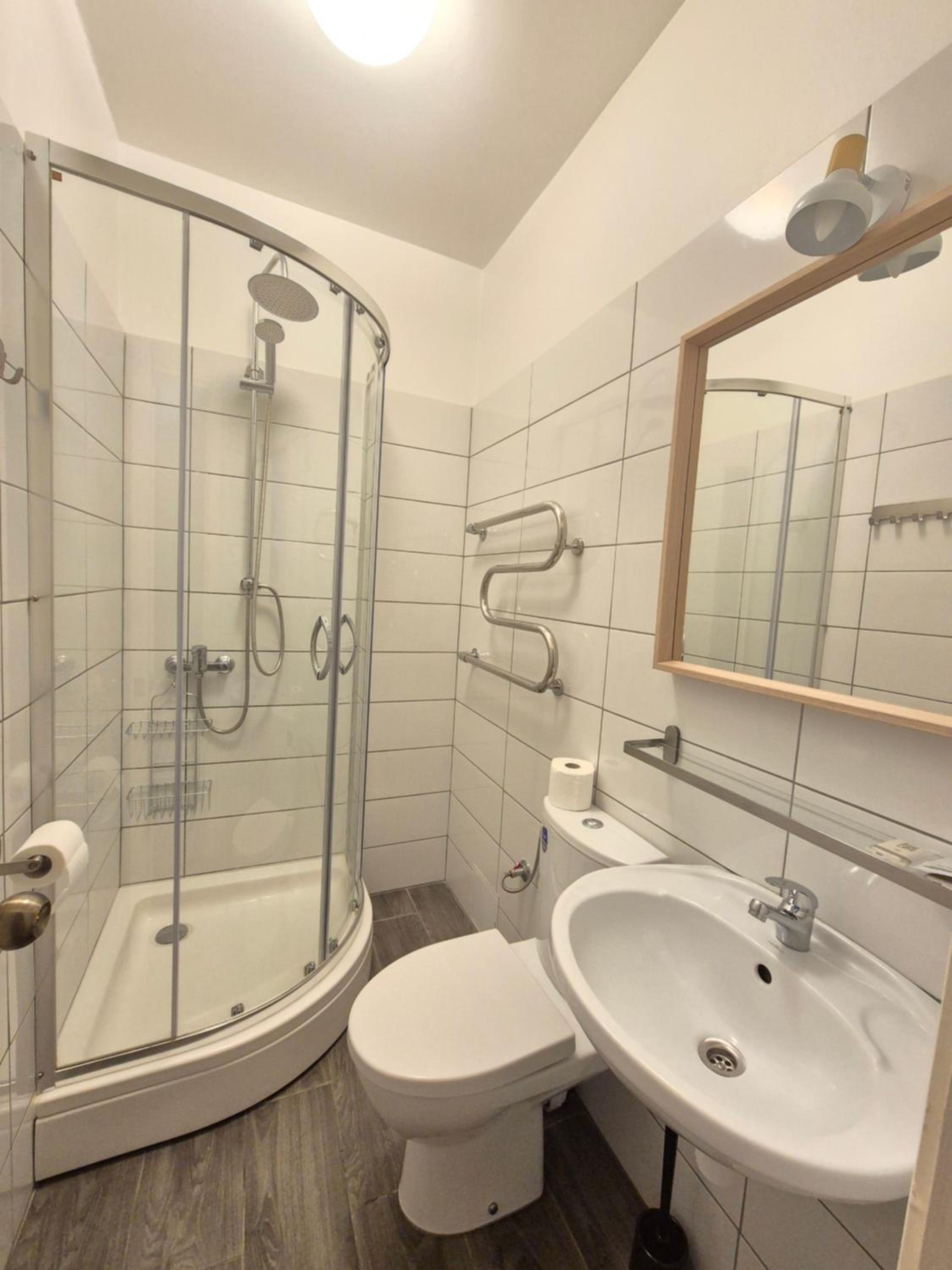 Double Room with Private Bathroom - Photo 10