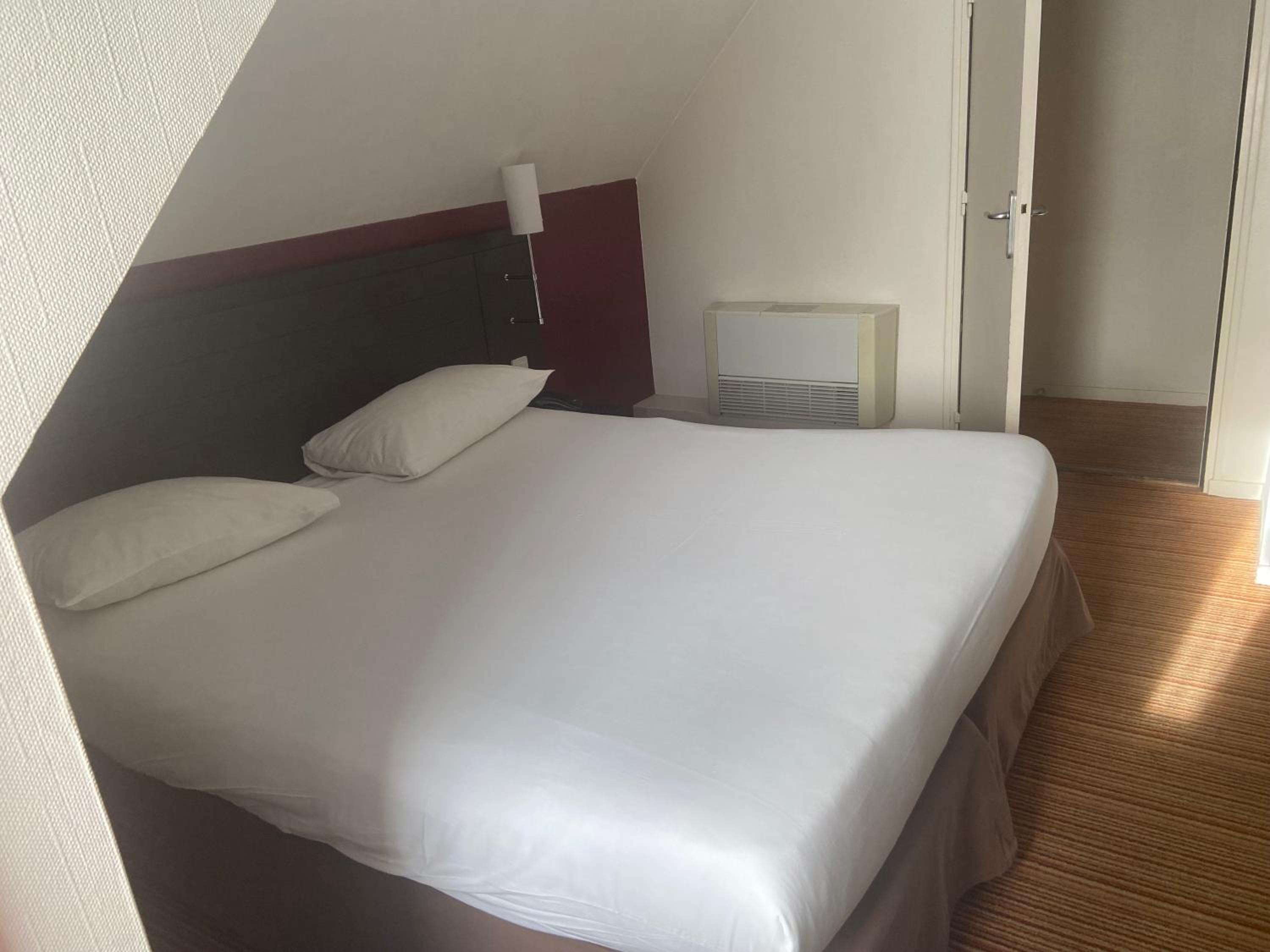 Standard Family Suite with One Double Bed and Twin Beds photo 1