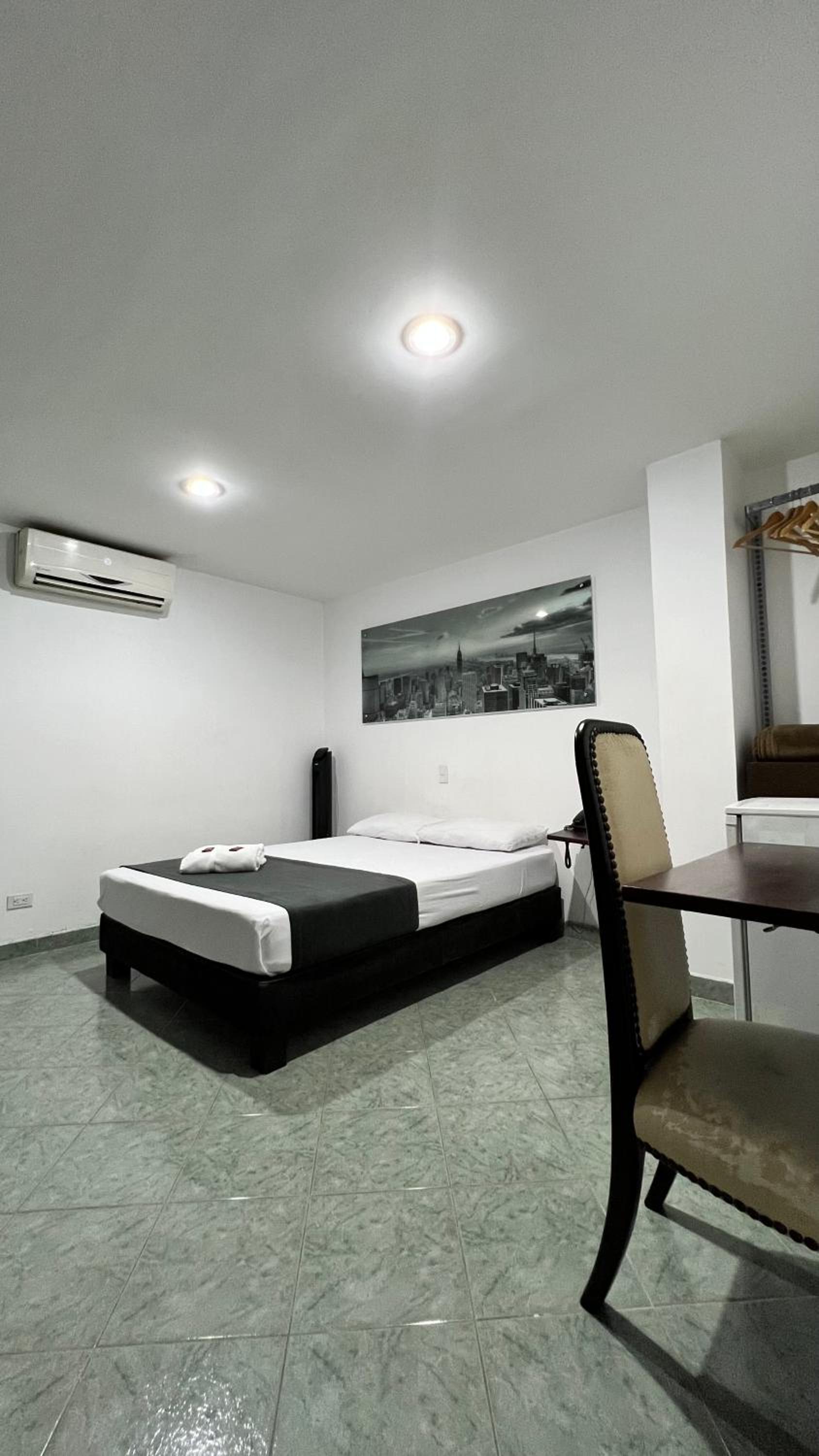 Queen Room photo 2