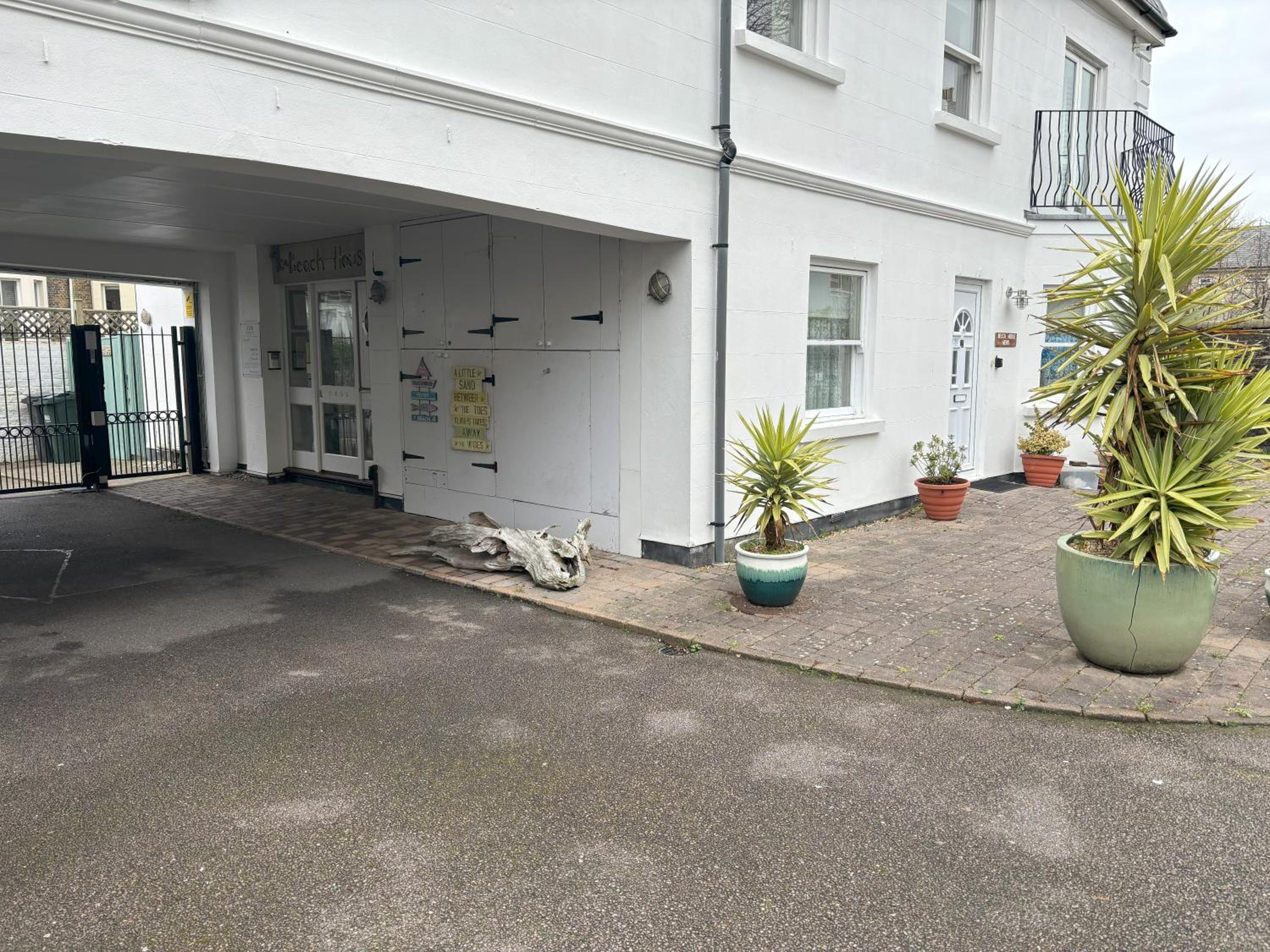 Apartment with Balcony photo 3