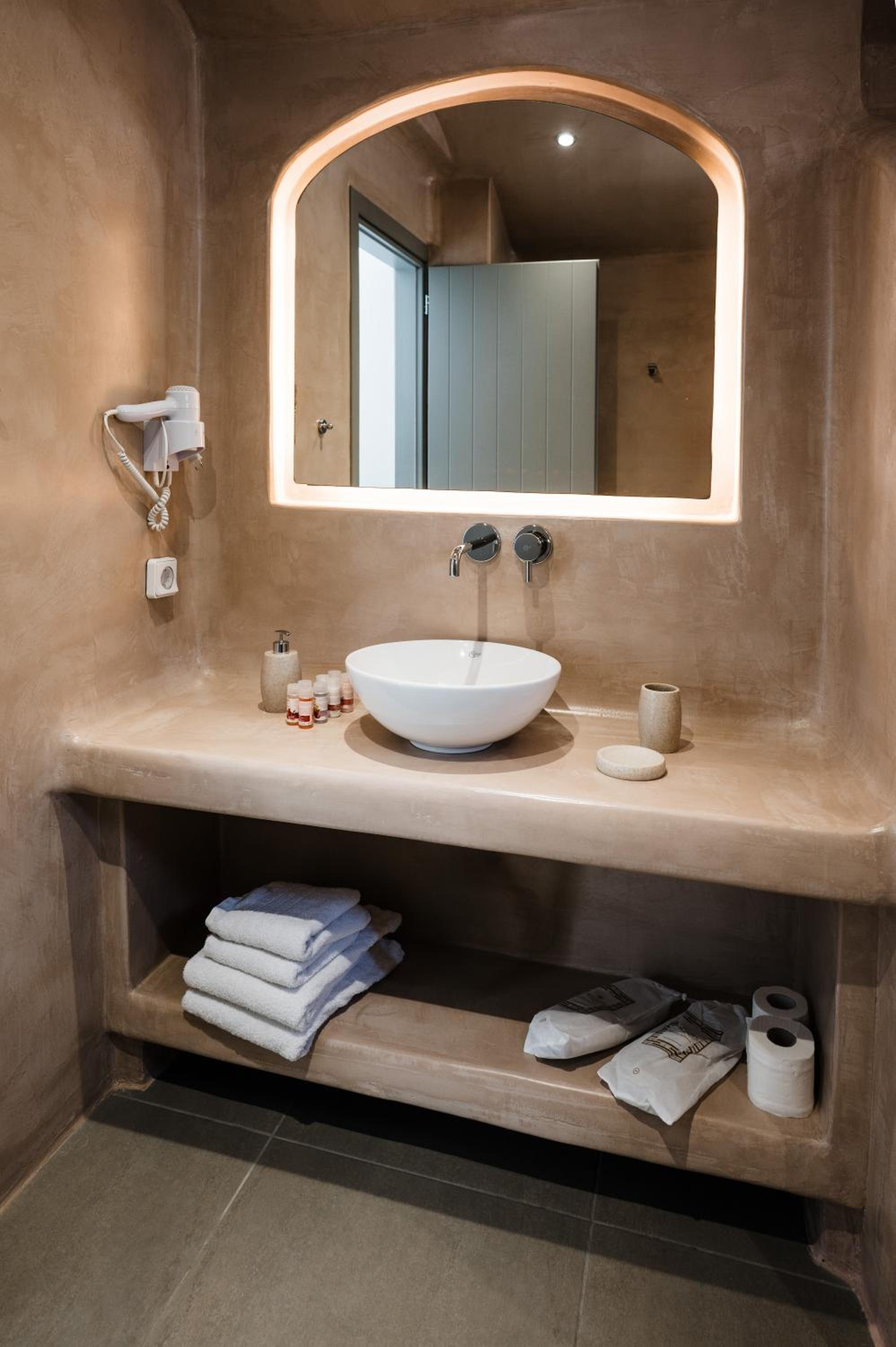Suite with Private Pool - Photo 36