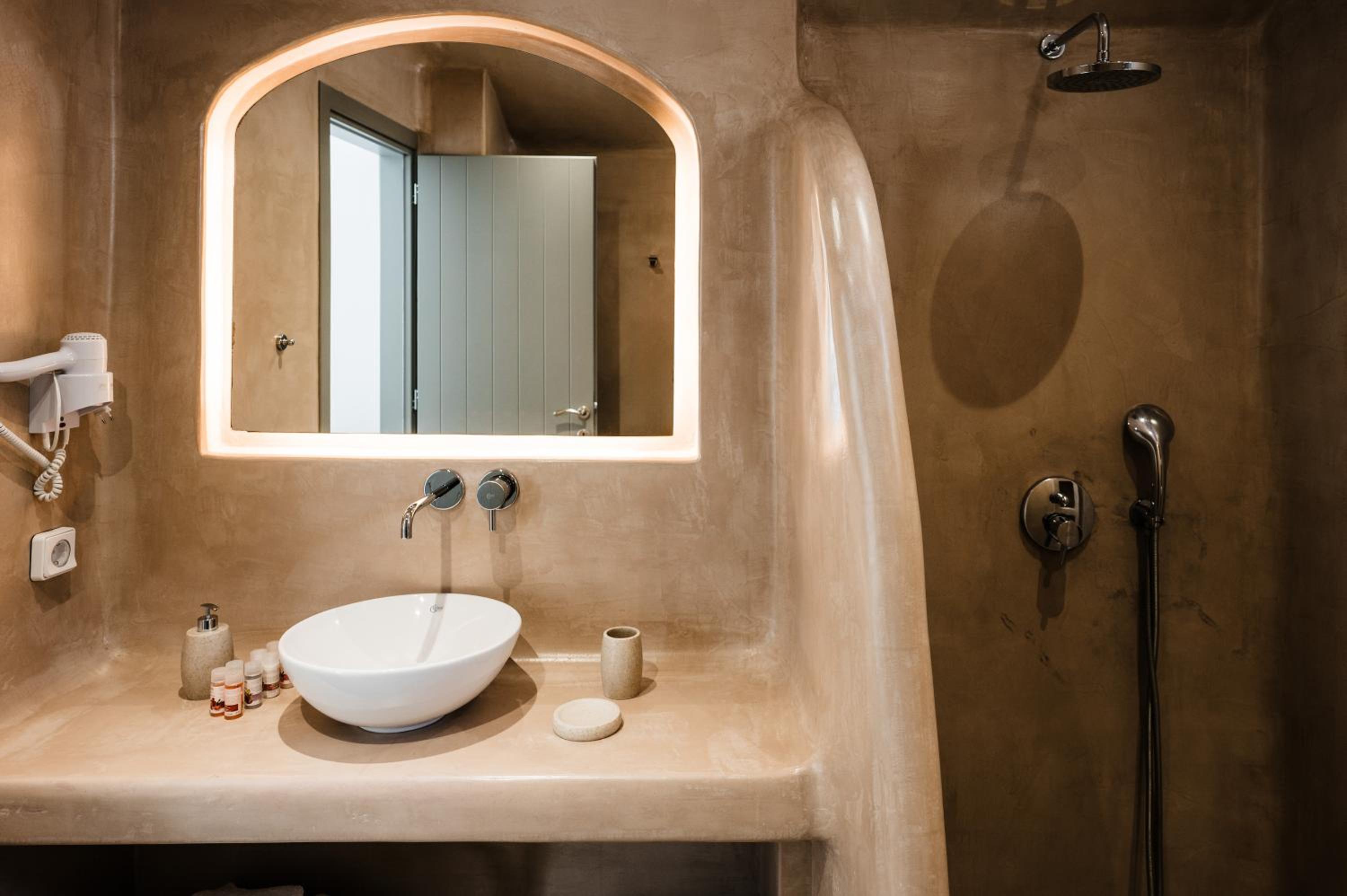 Suite with Private Pool - Photo 35