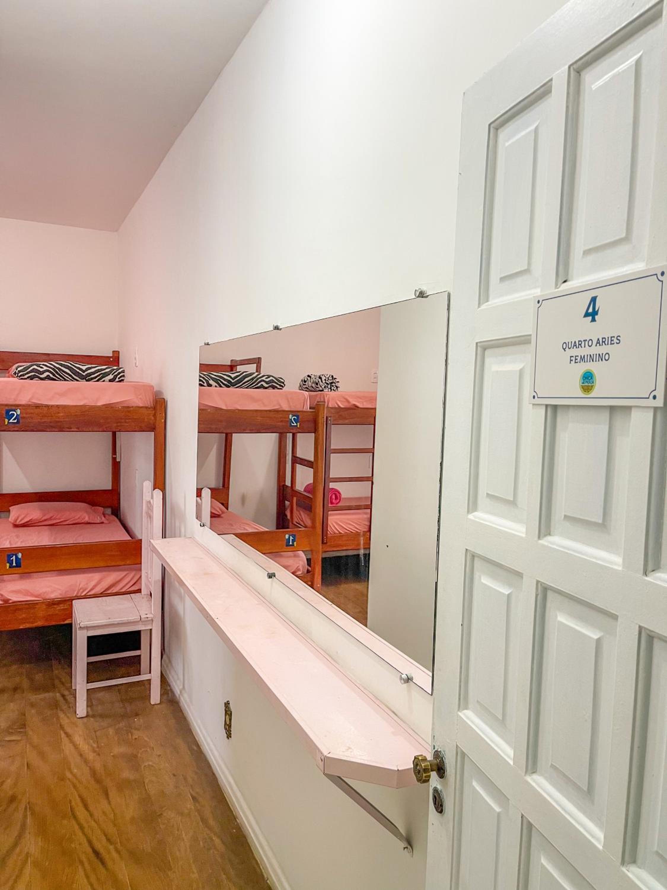 Bed in 4-Bed Female Dormitory Room Aires photo 1
