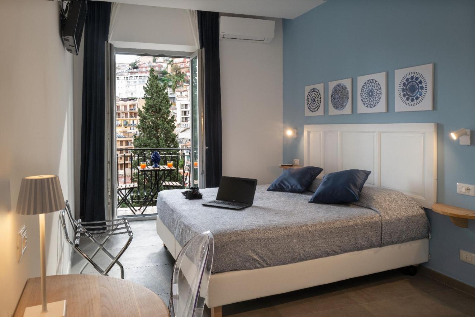 Deluxe Double Room with Balcony photo 3