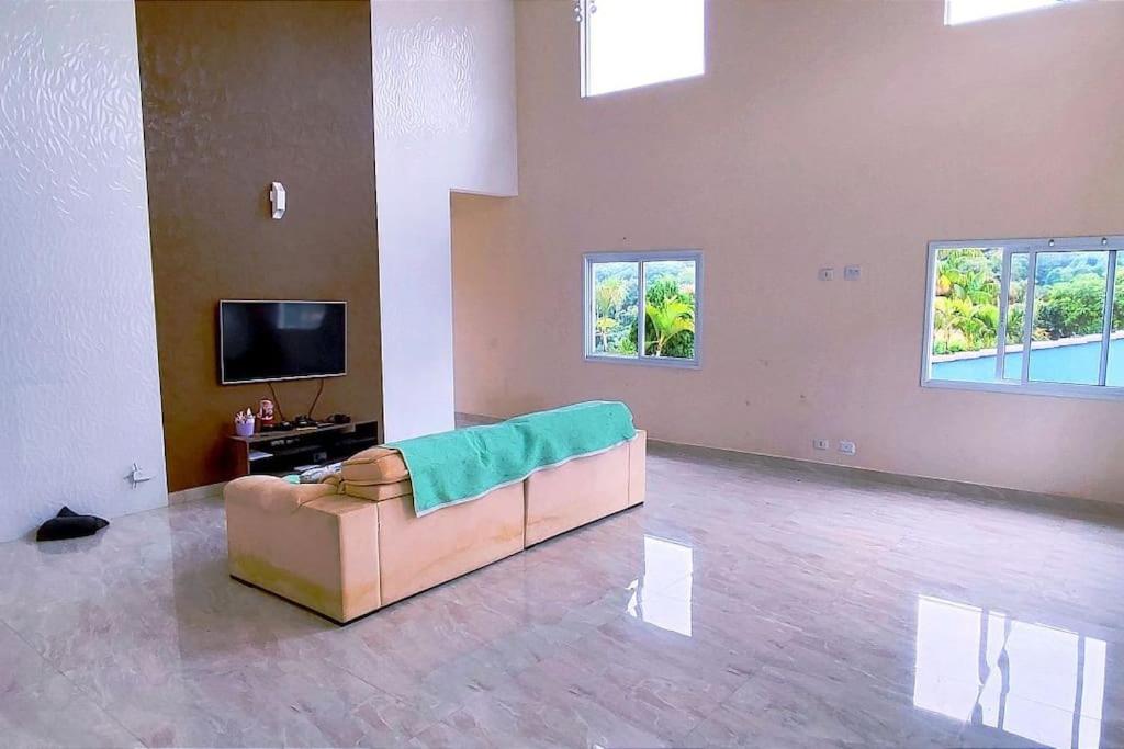 Seven-Bedroom House photo 1