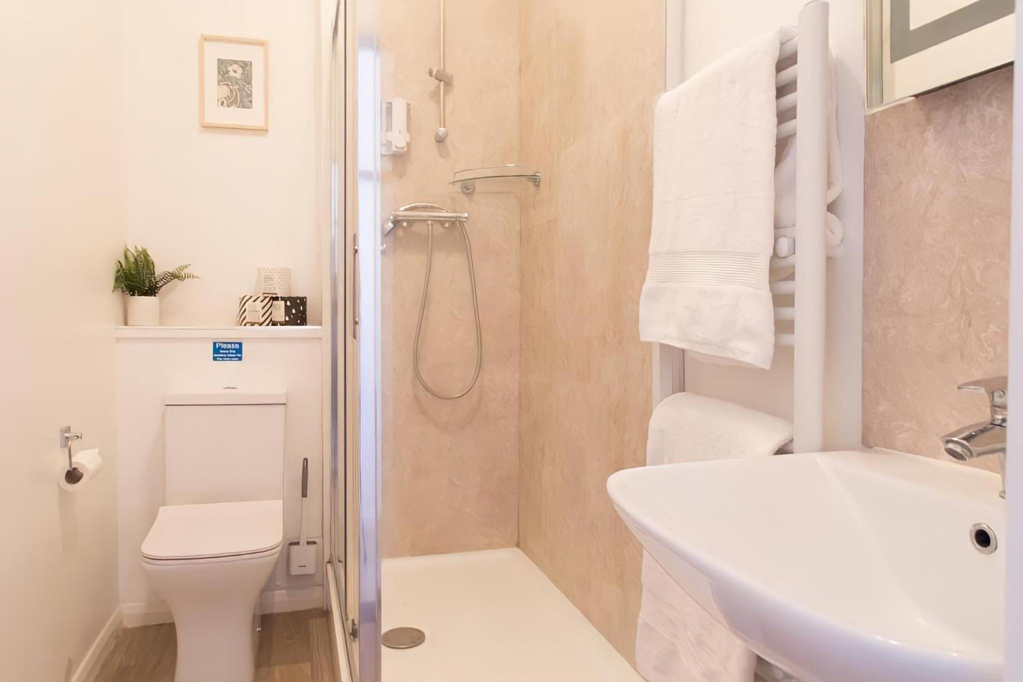 Double Room with Private Bathroom - Photo 5