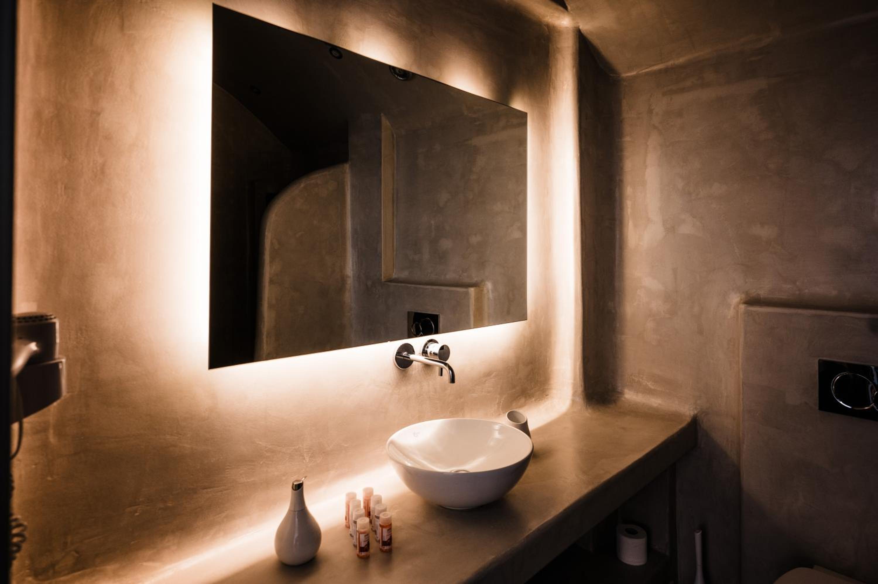 Suite with Hot Tub - Photo 32