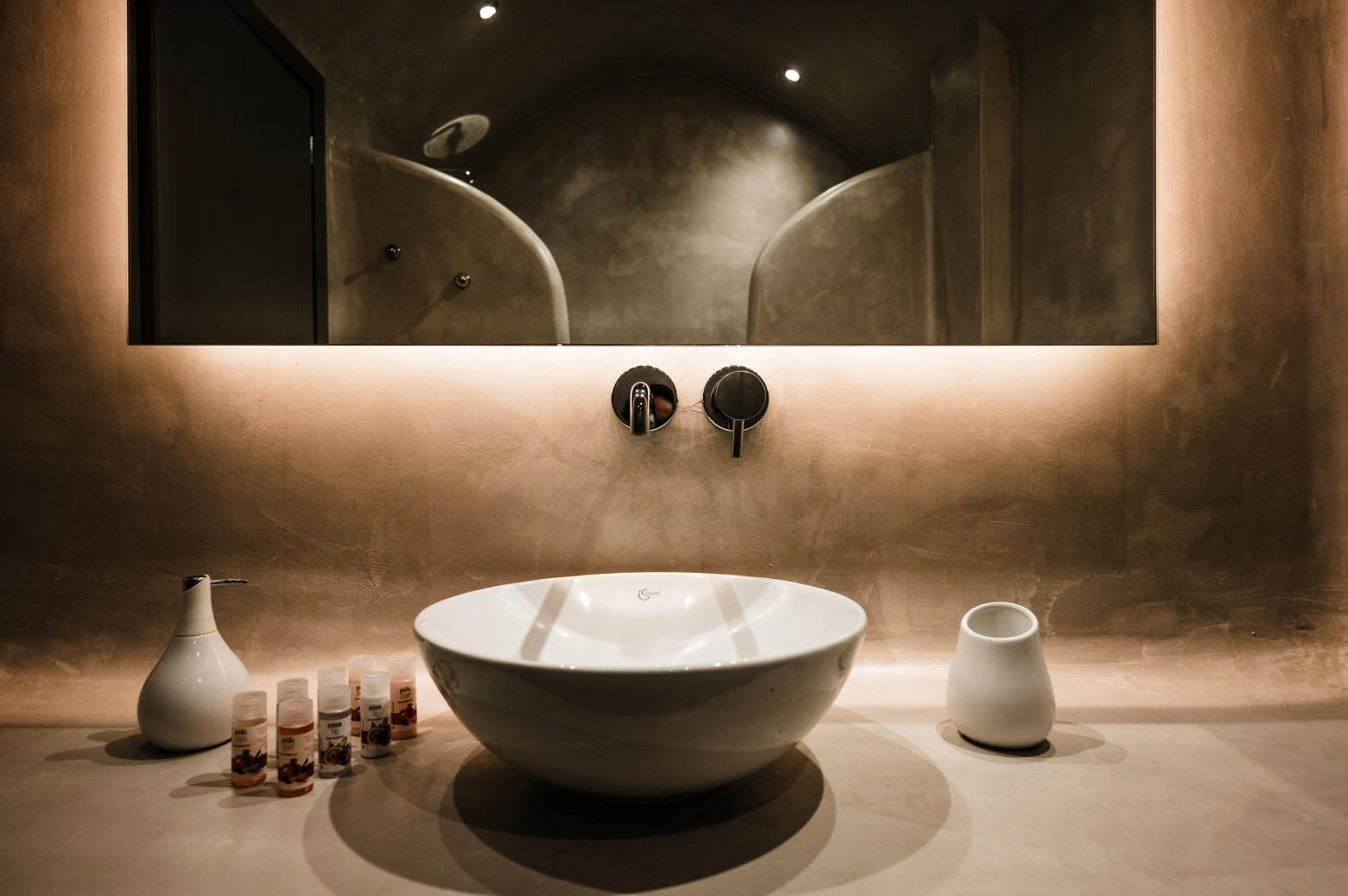 Suite with Hot Tub - Photo 33