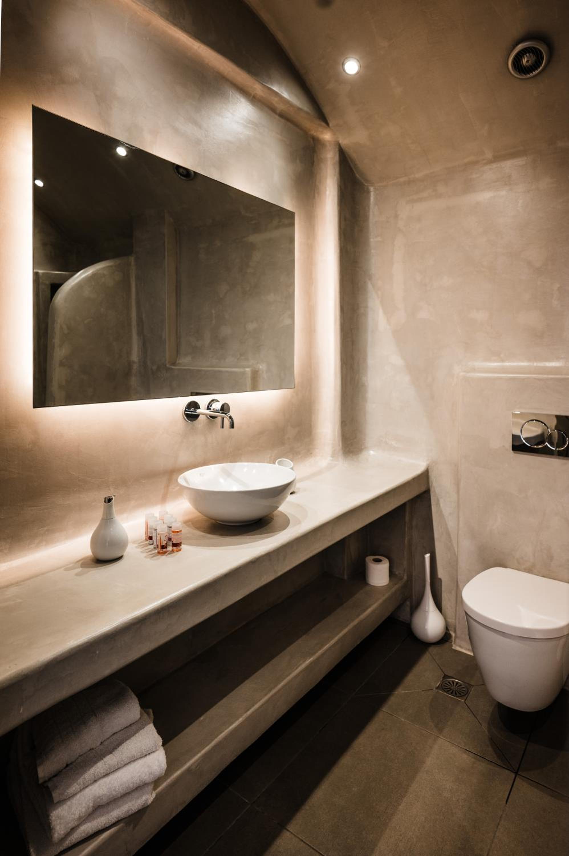 Suite with Hot Tub - Photo 34