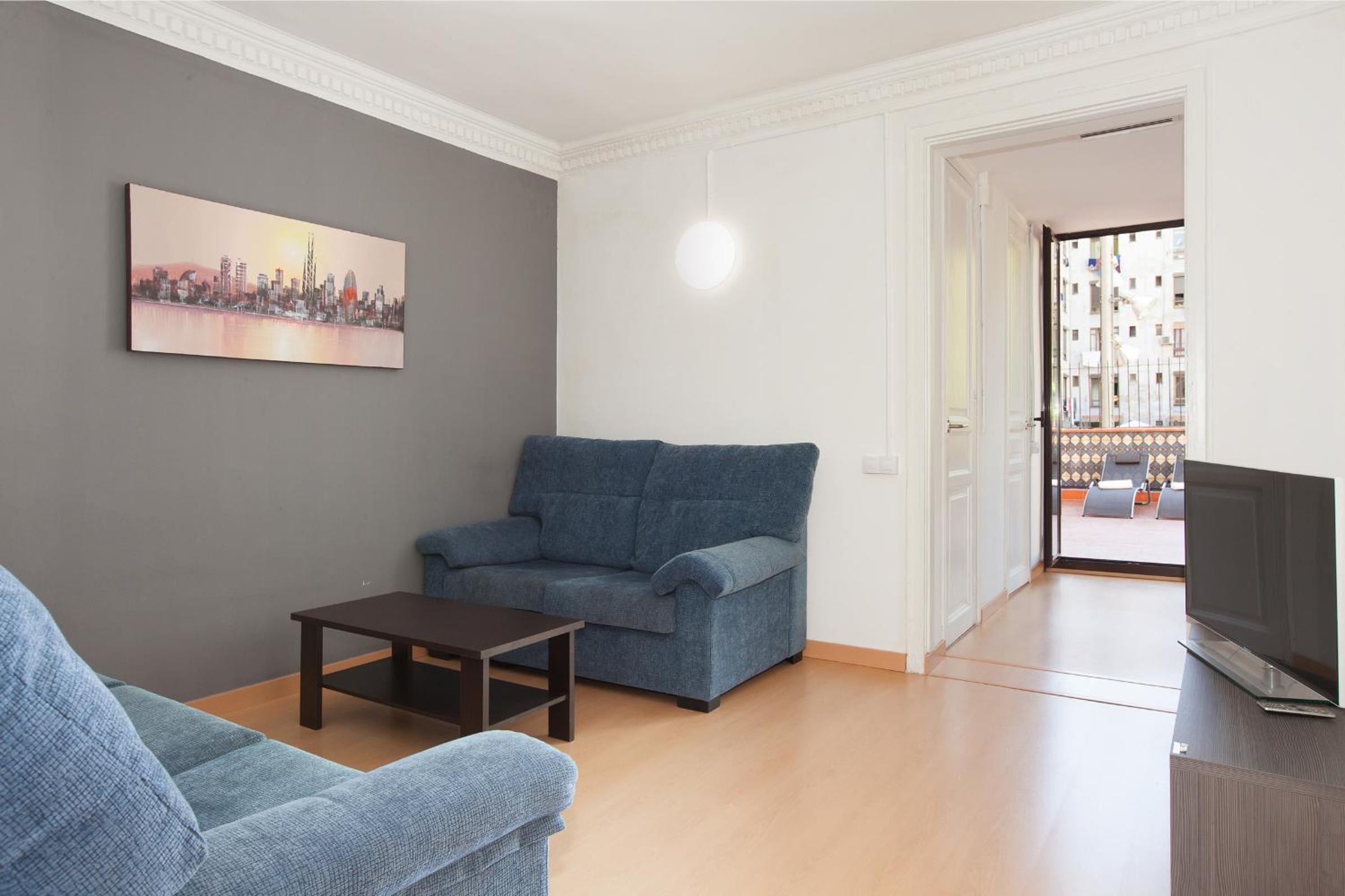 Apartamento de Cuatro Habitaciones con Terraza