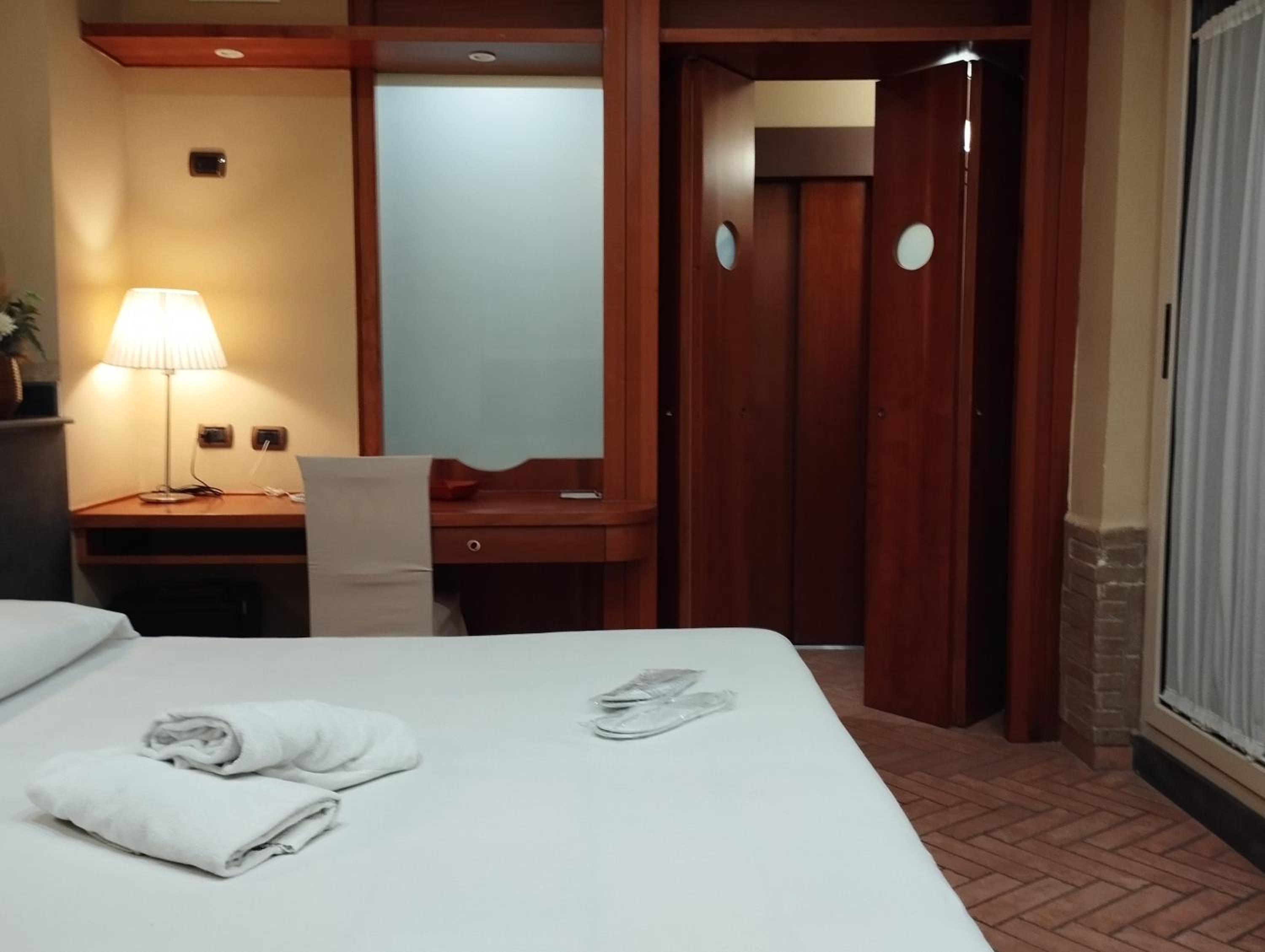 Junior Suite with Hot Tub and Terrace - Non-Smoking photo 1