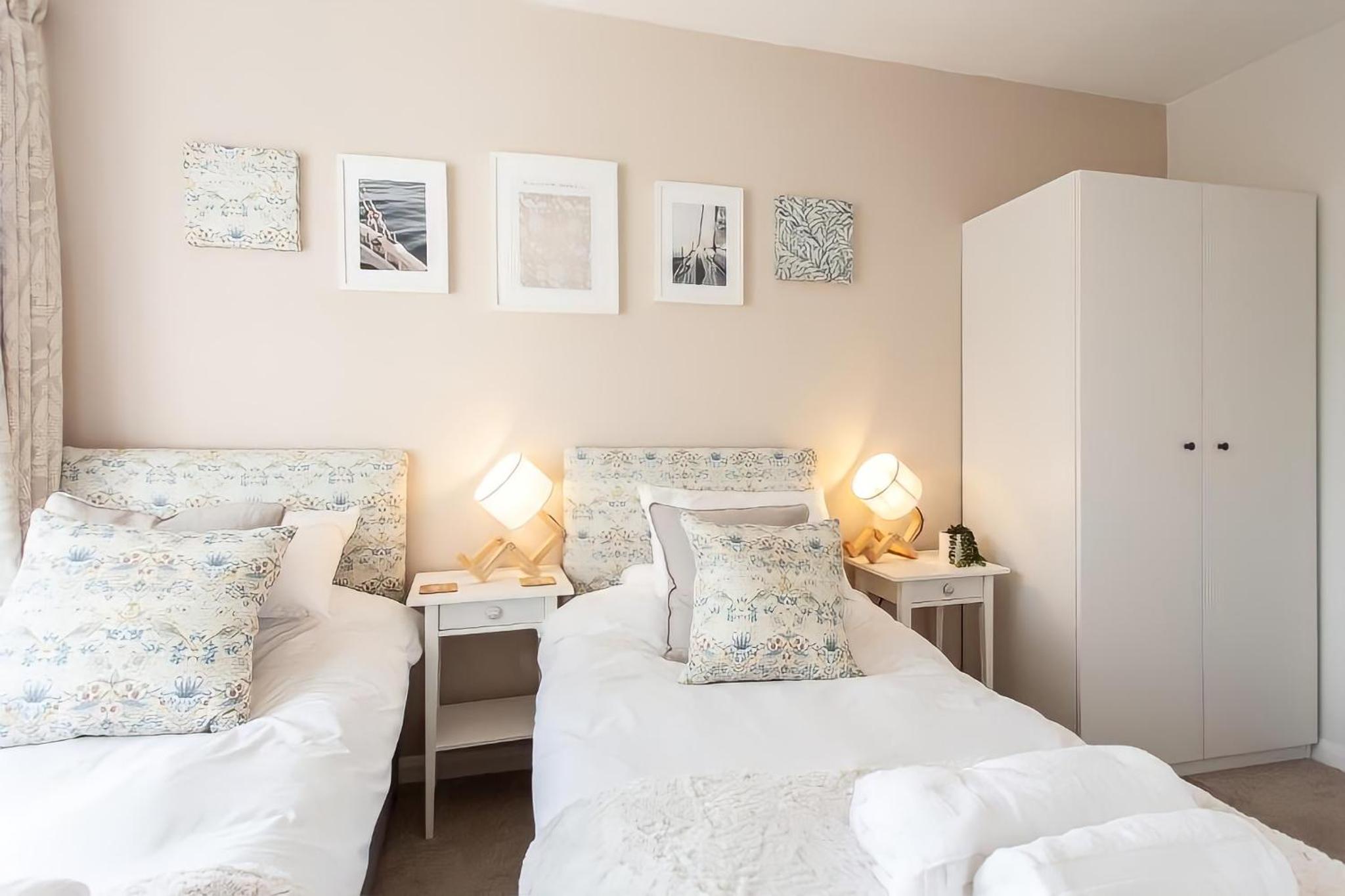 Twin Room With Shared Bathroom