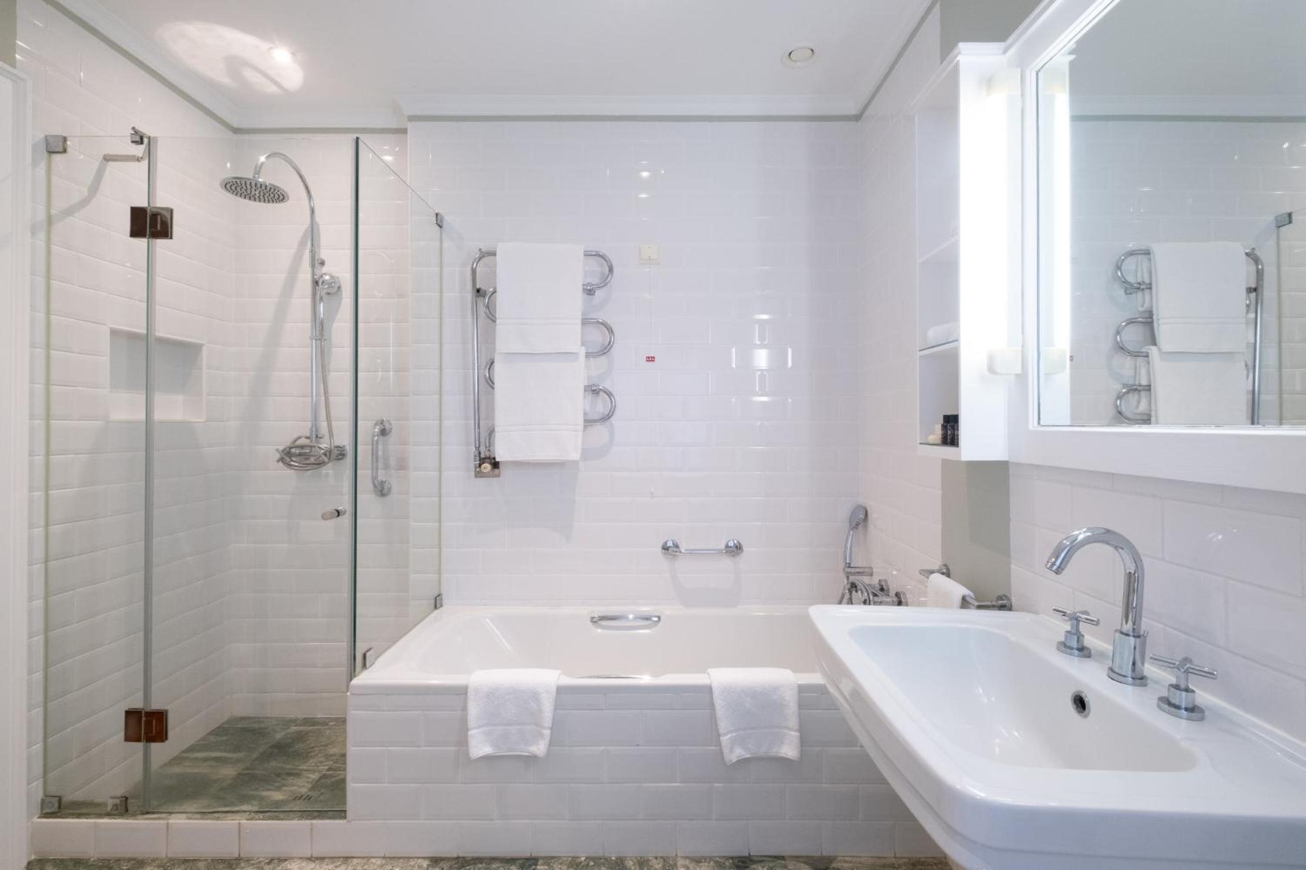 Double or Twin Room with Golf View - Photo 3
