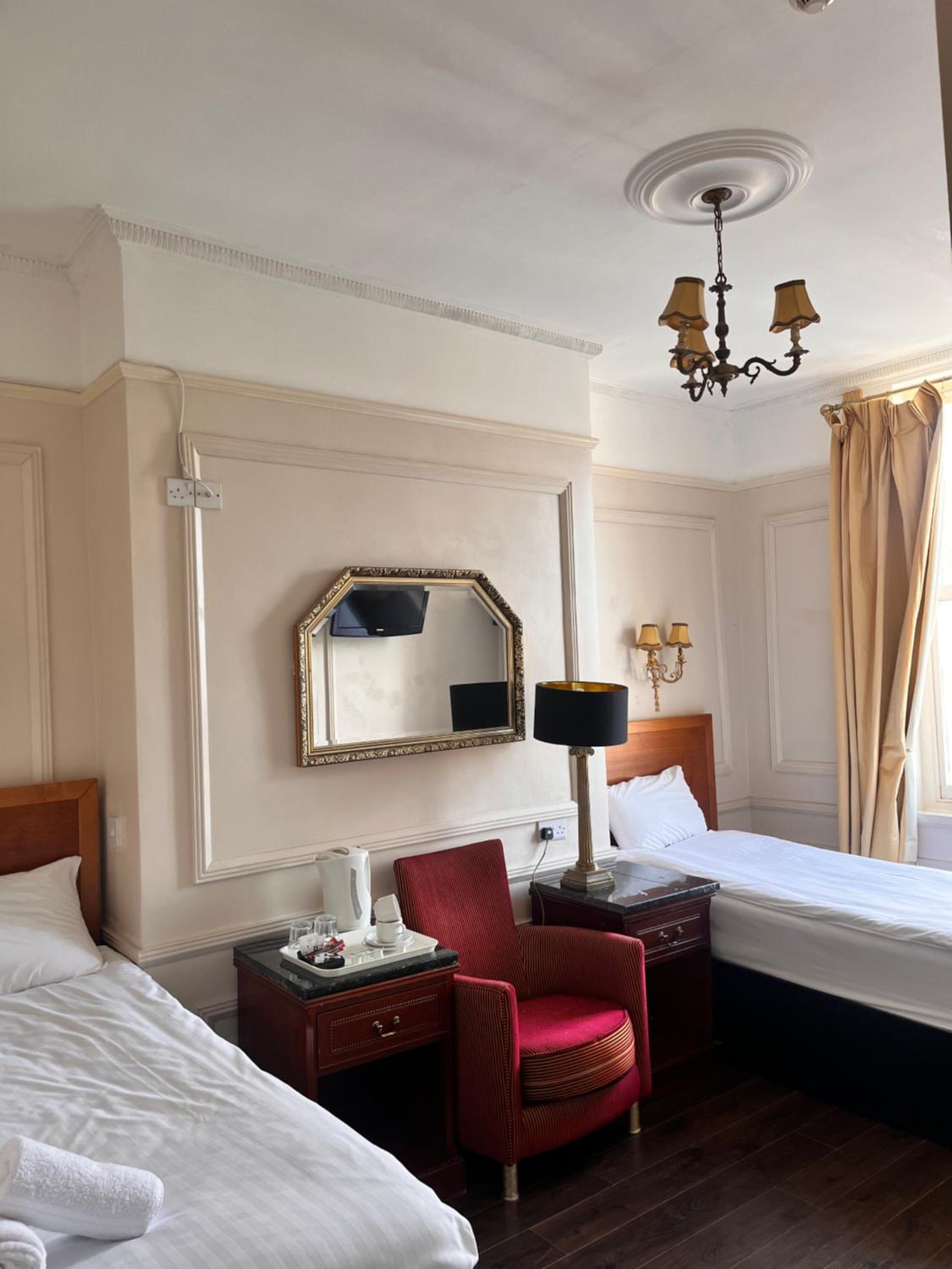 Twin Room - Photo 7