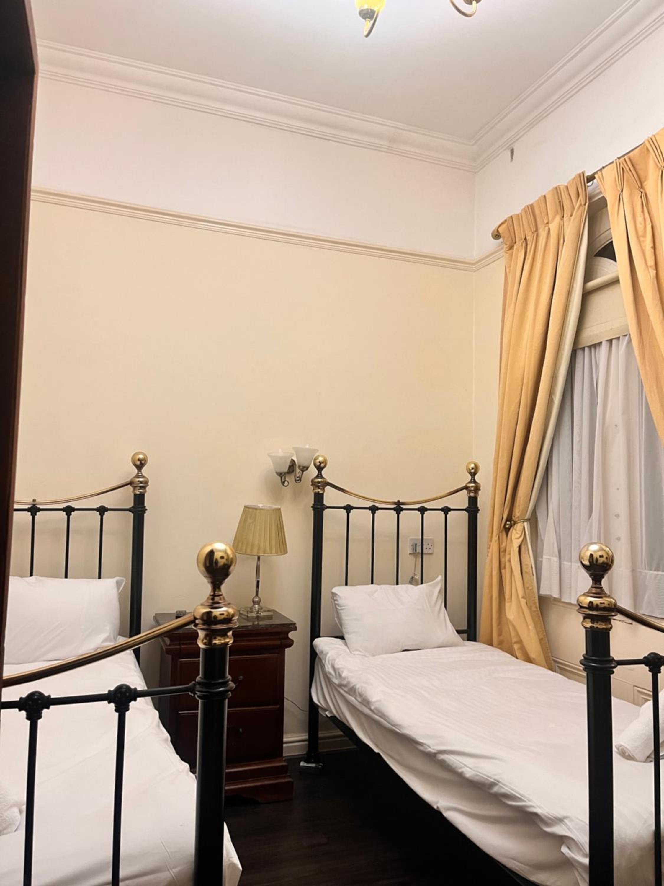 Twin Room - Photo 8