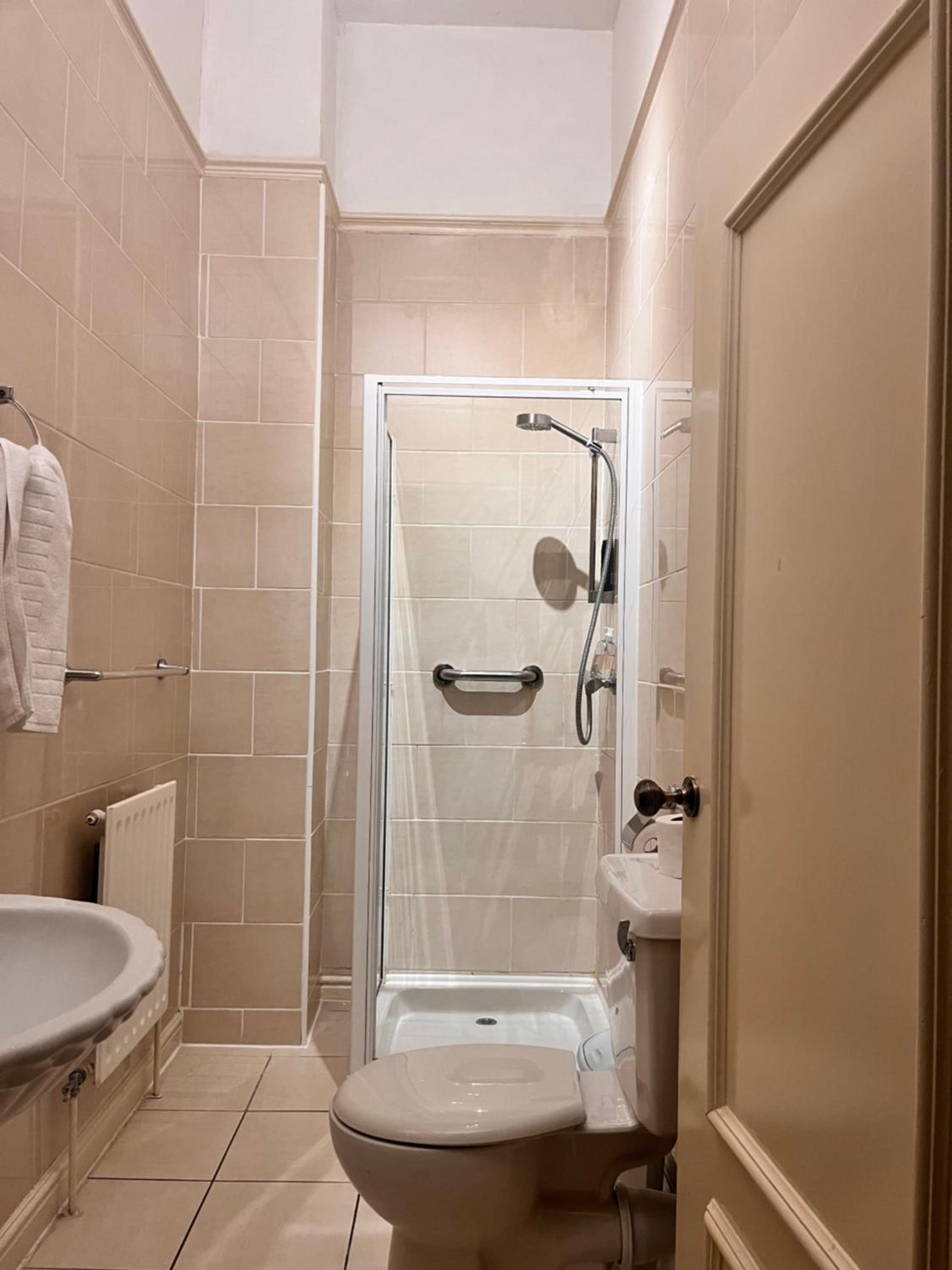 Twin Room - Photo 10