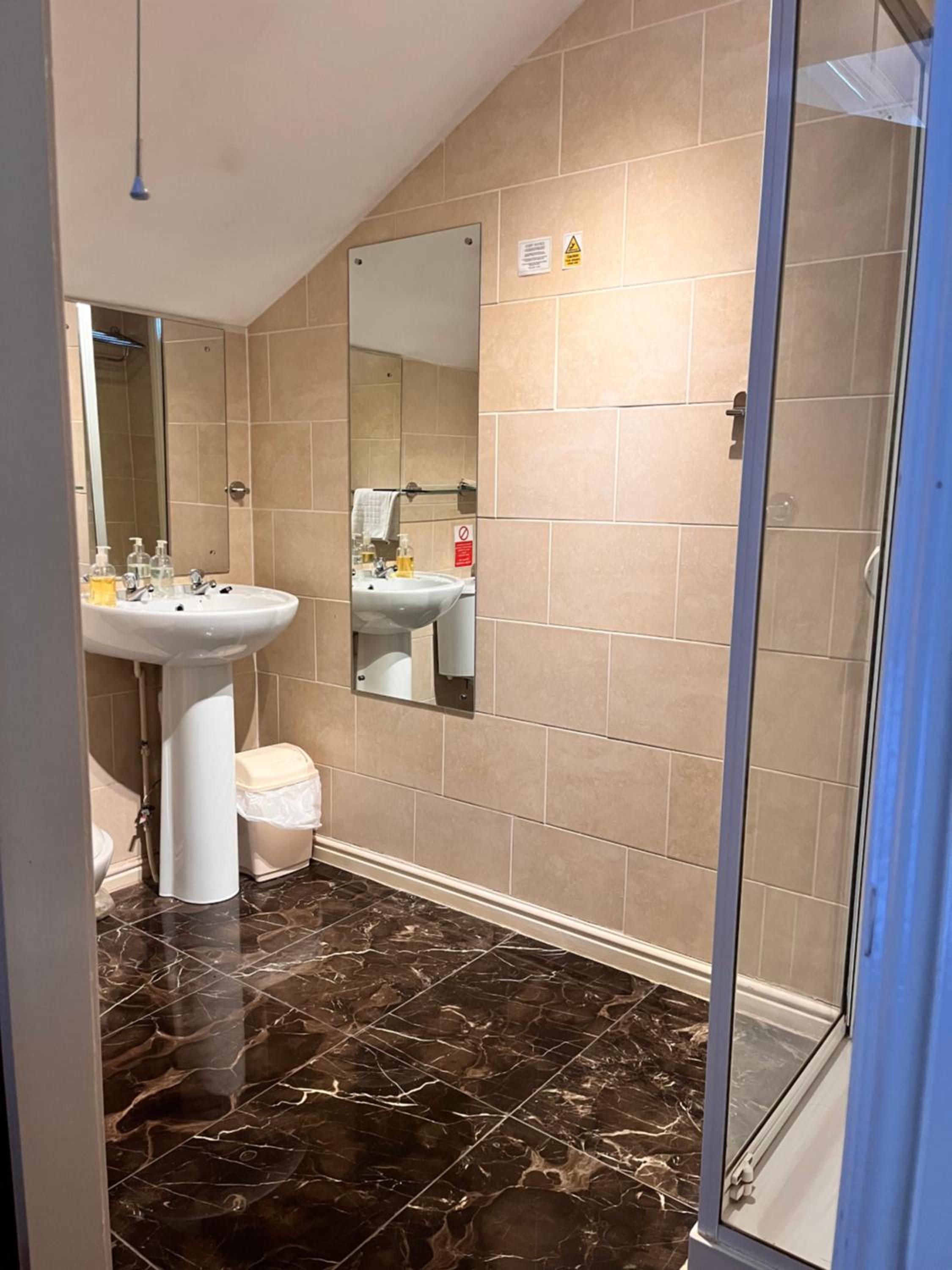 Twin Room - Photo 11