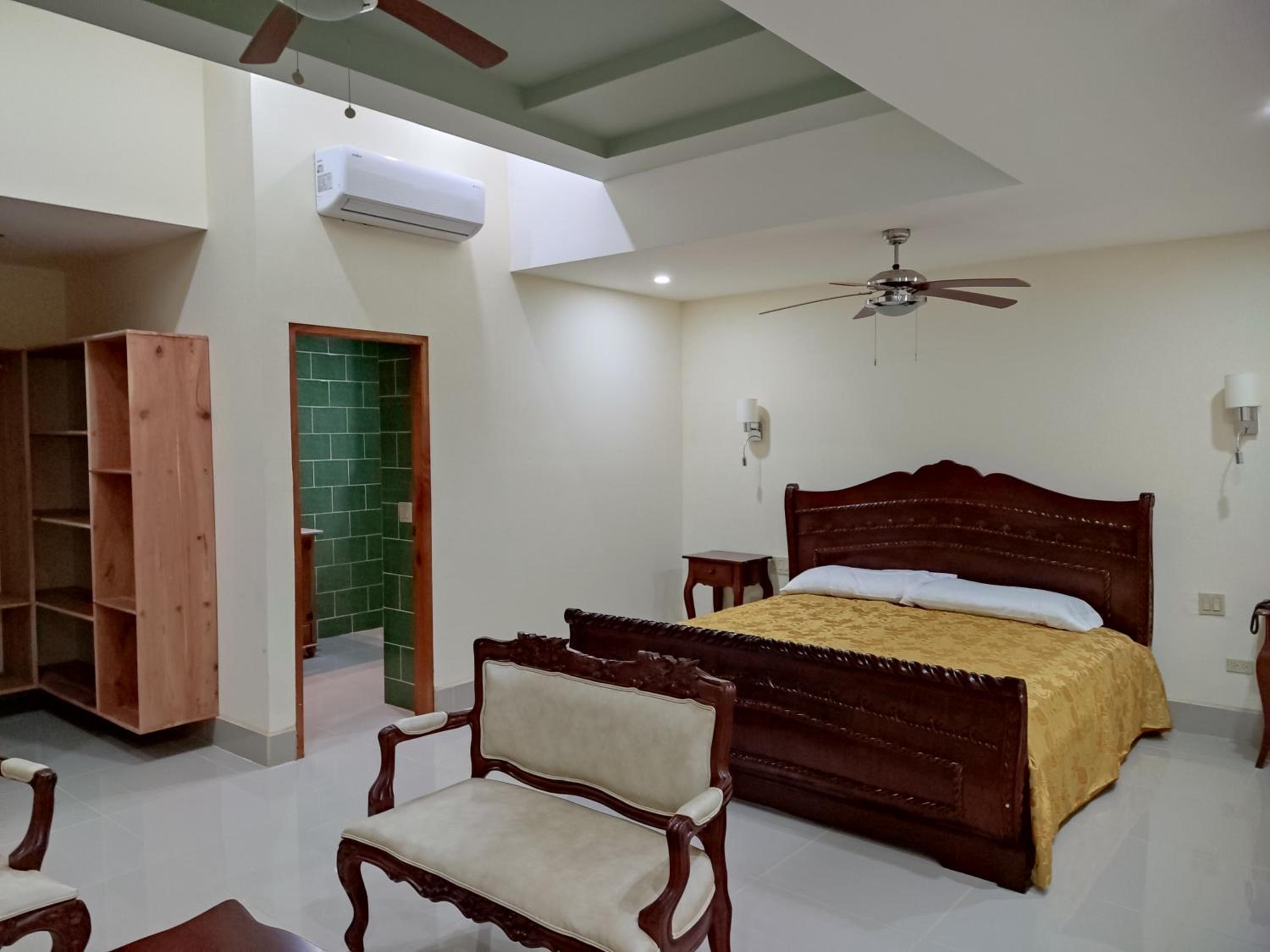 Deluxe Queen Suite