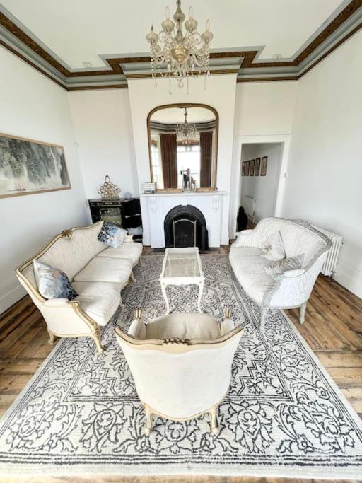 Five-Bedroom House photo 1