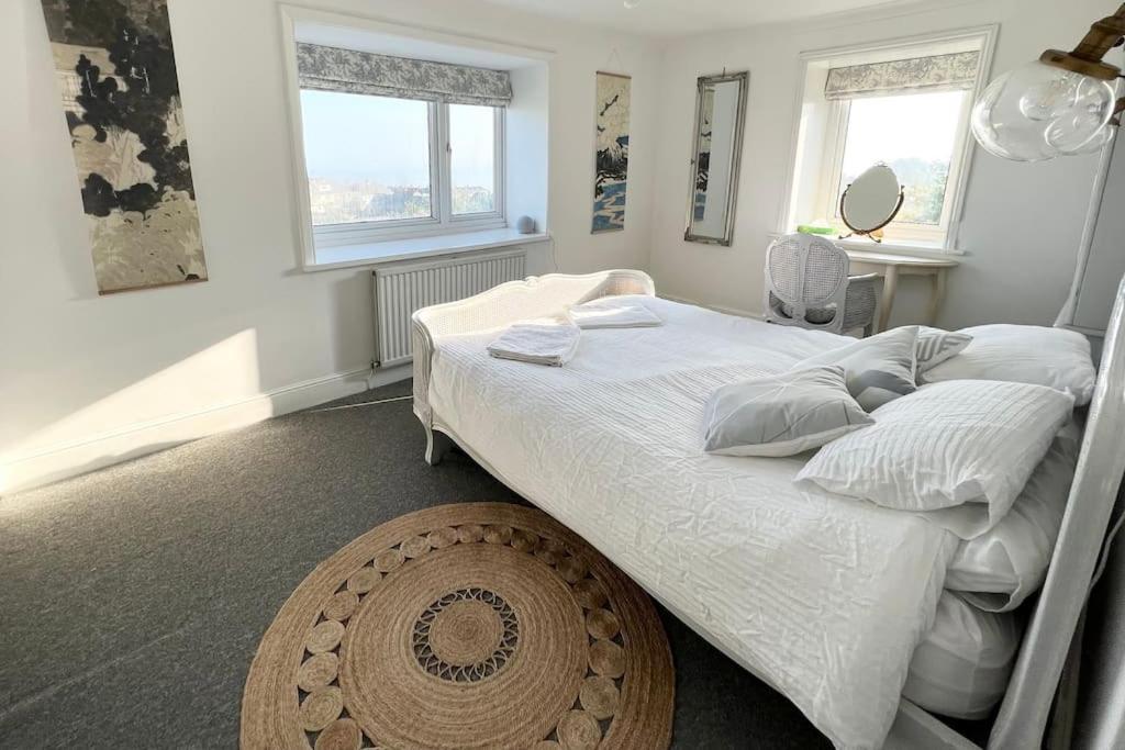 Five-Bedroom House photo 2