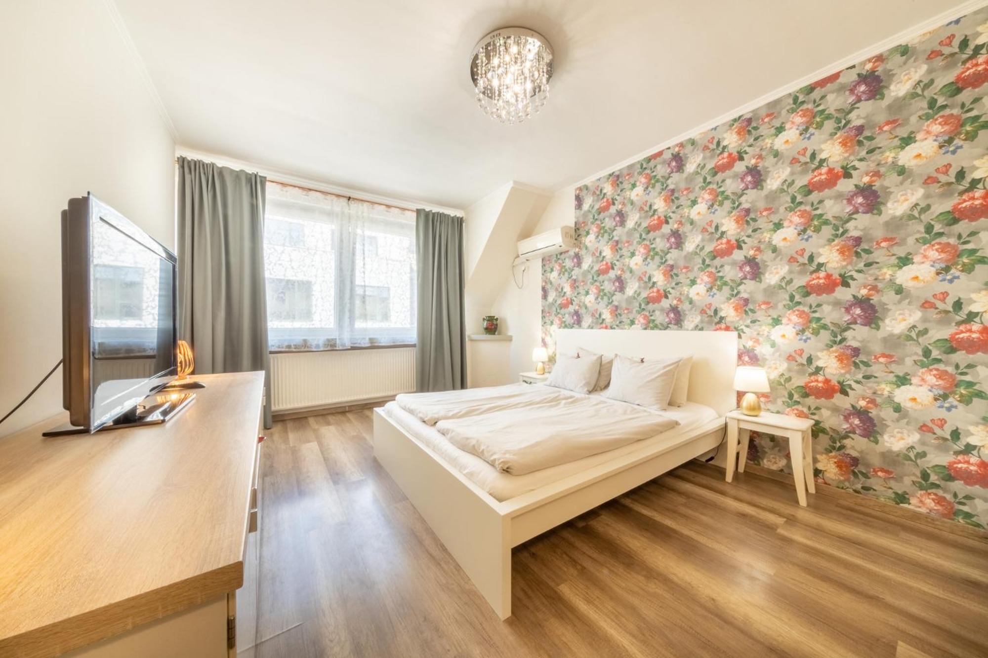 Studio Apartment - Photo 1