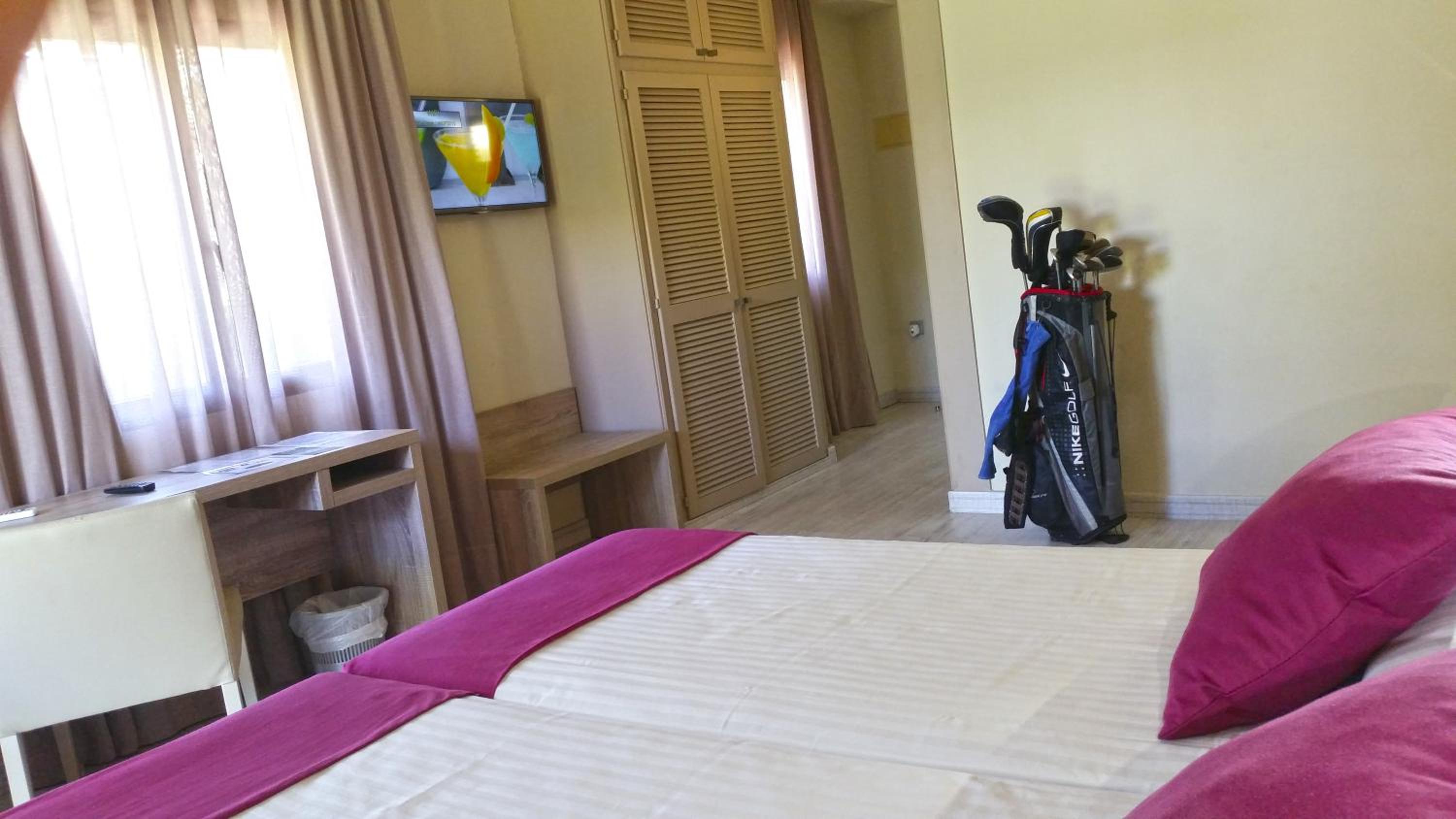 Double or Twin Room with Pool View - Photo 7