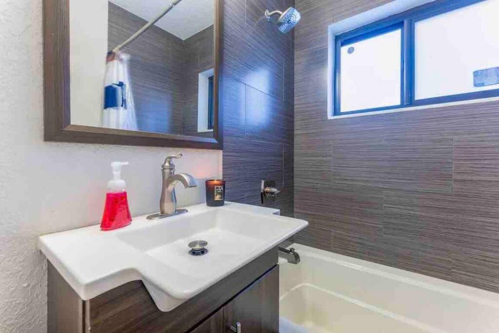 Three-Bedroom House photo 2