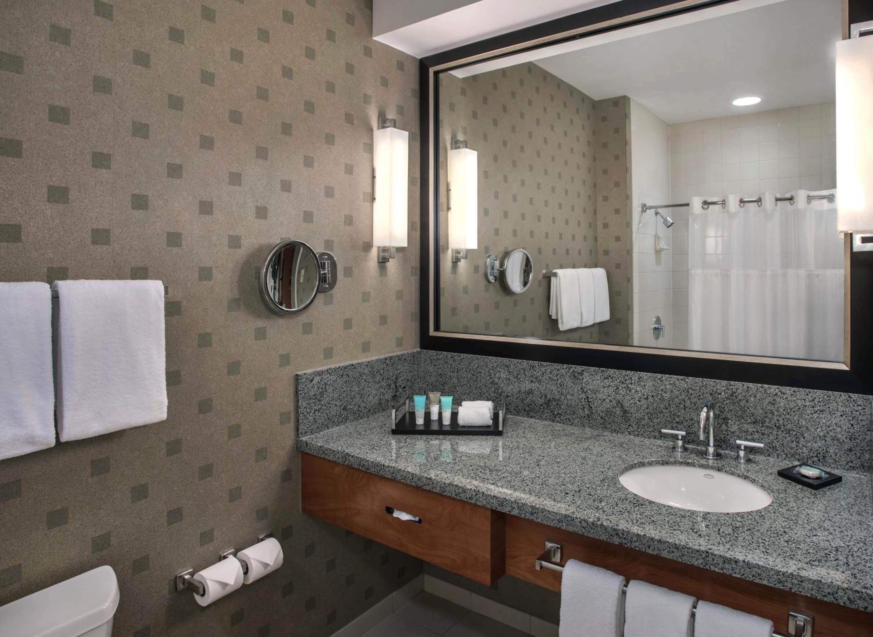 Double Room with Two Double Beds - High Floor/Mobility Accessible - Photo 2