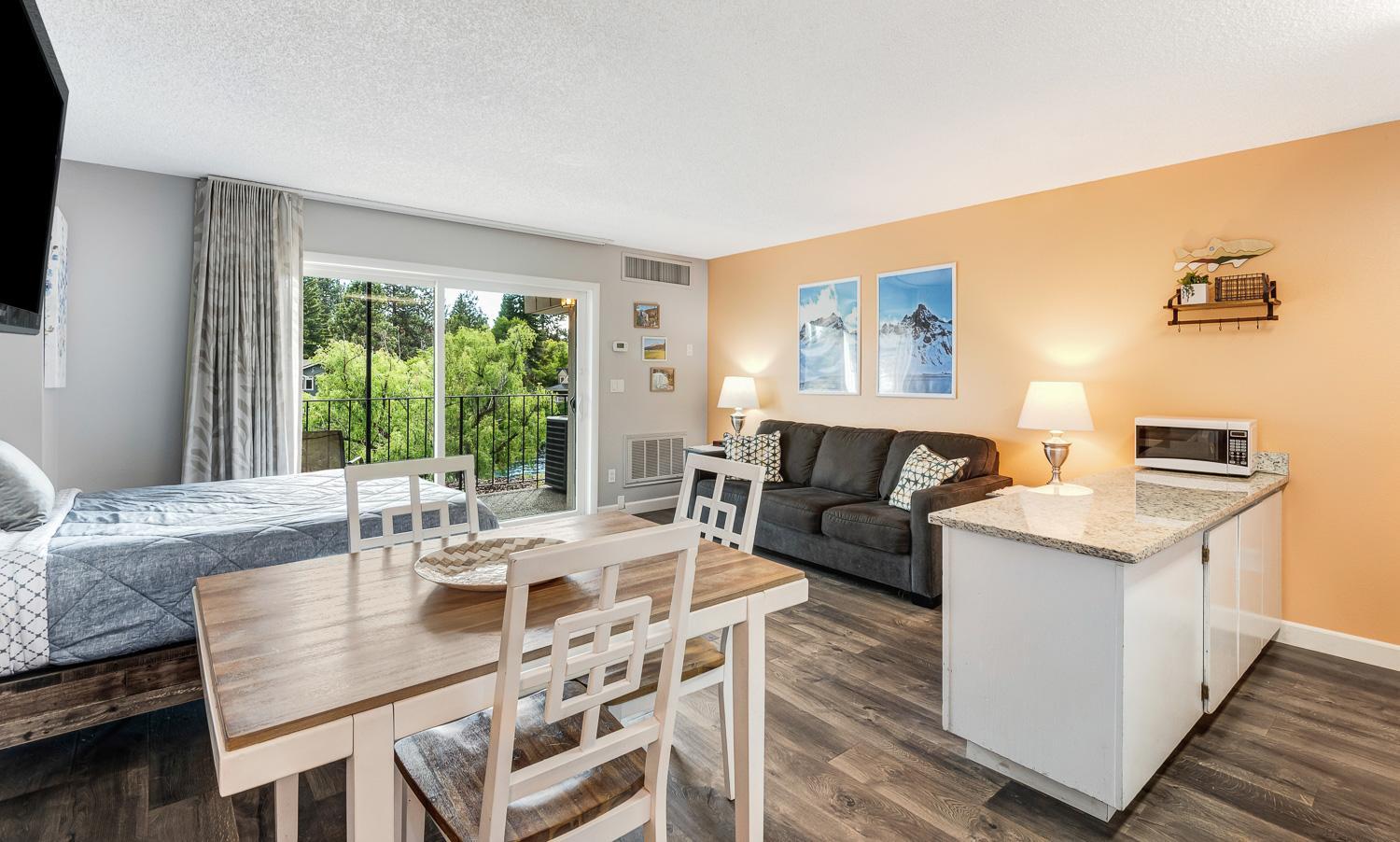 Ground-Floor Studio with River View - Pet Friendly 