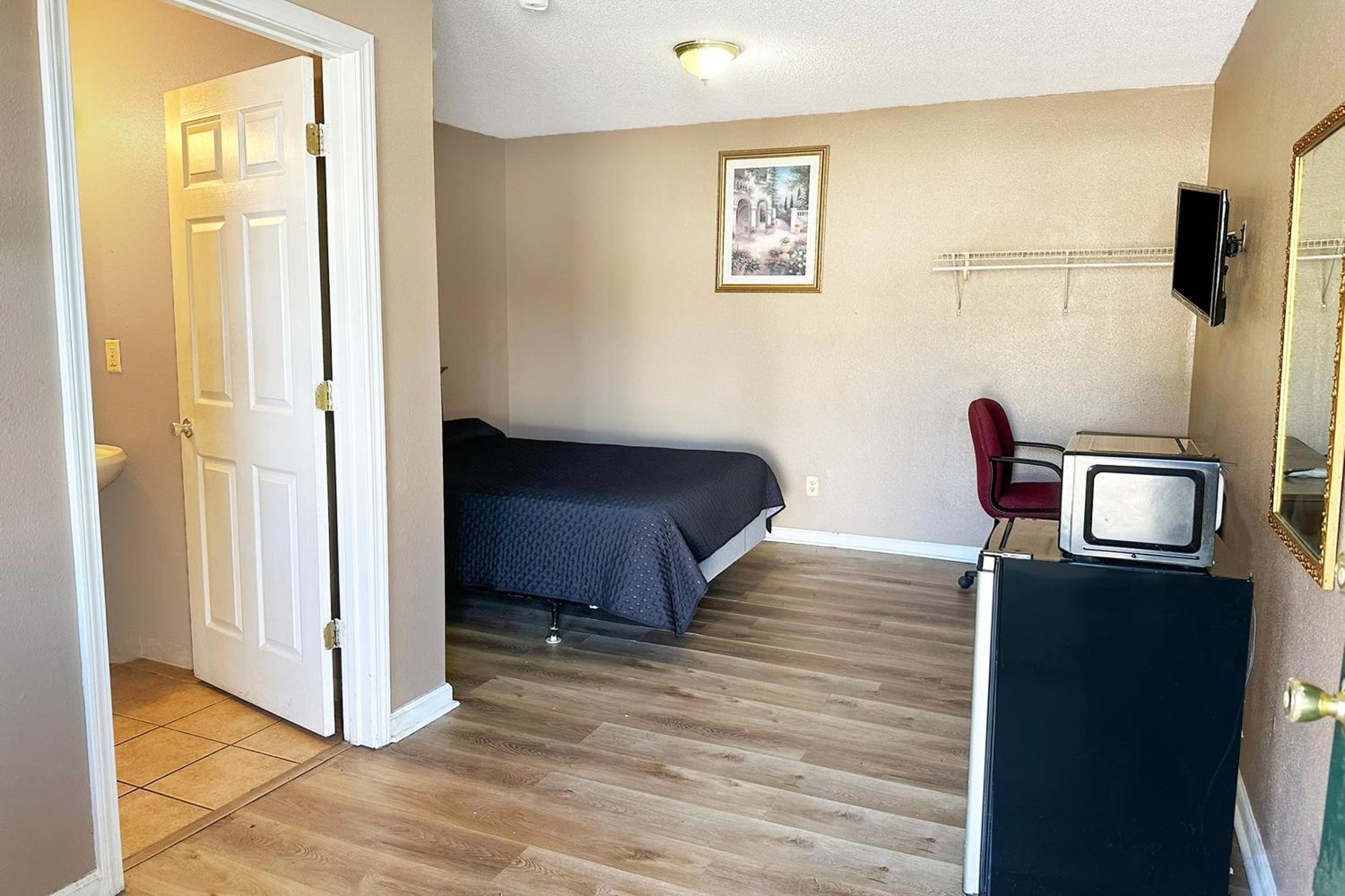 Premium Queen Bed - Photo 2