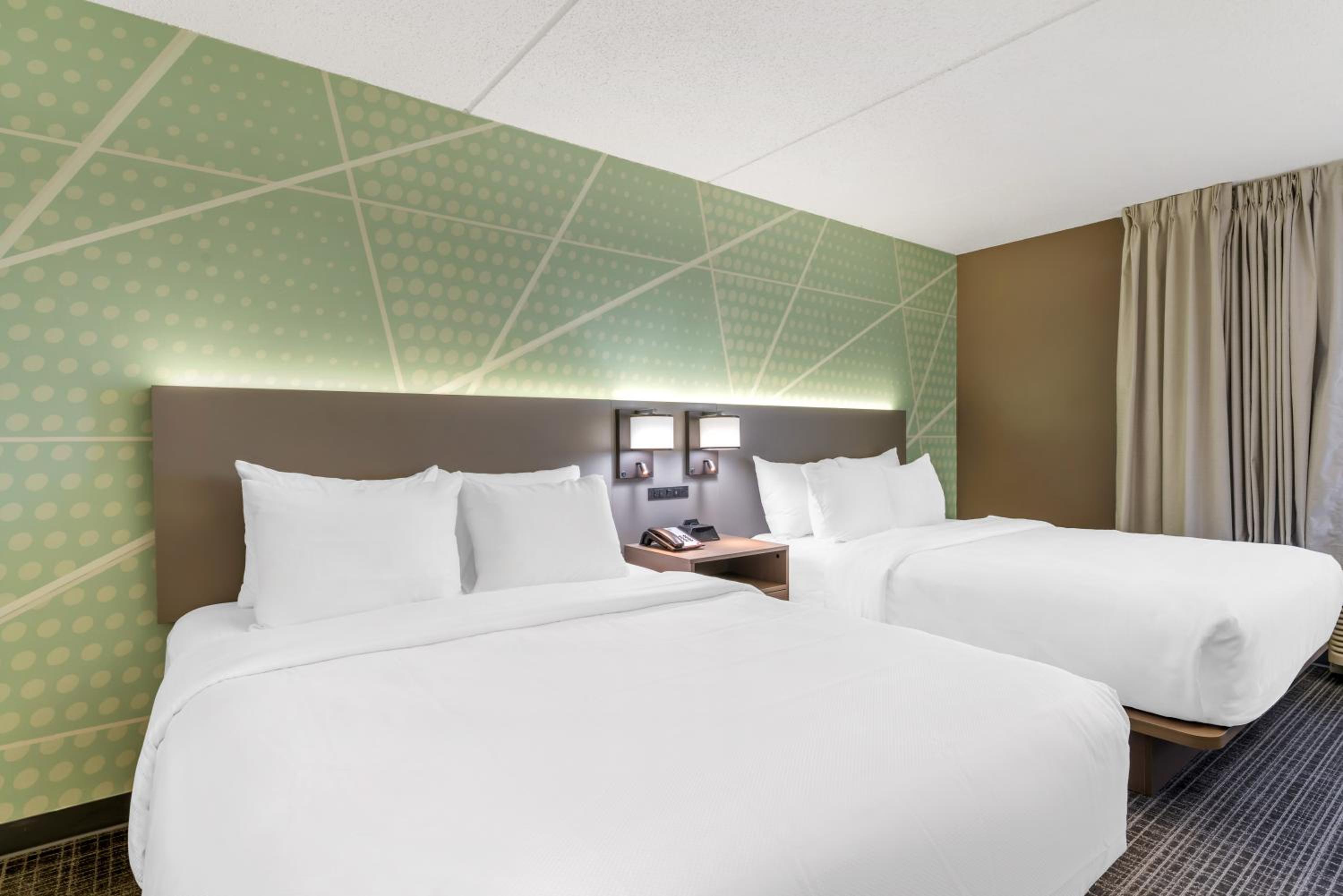 Efficiency Quadruple Room with Two Queen Beds - Non Smoking - Photo 3