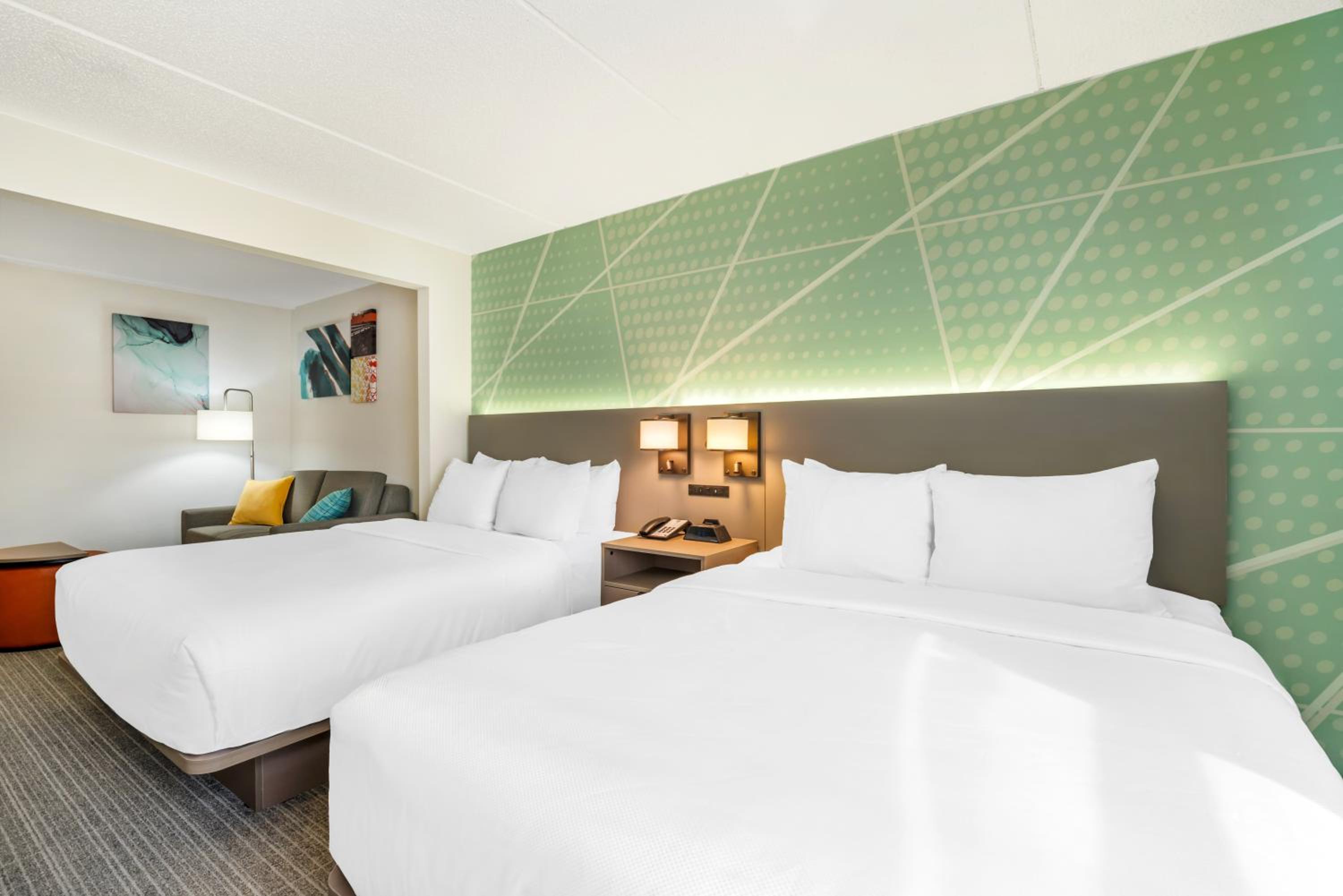 Family Room with Two Queen Beds - Non Smoking - Photo 3
