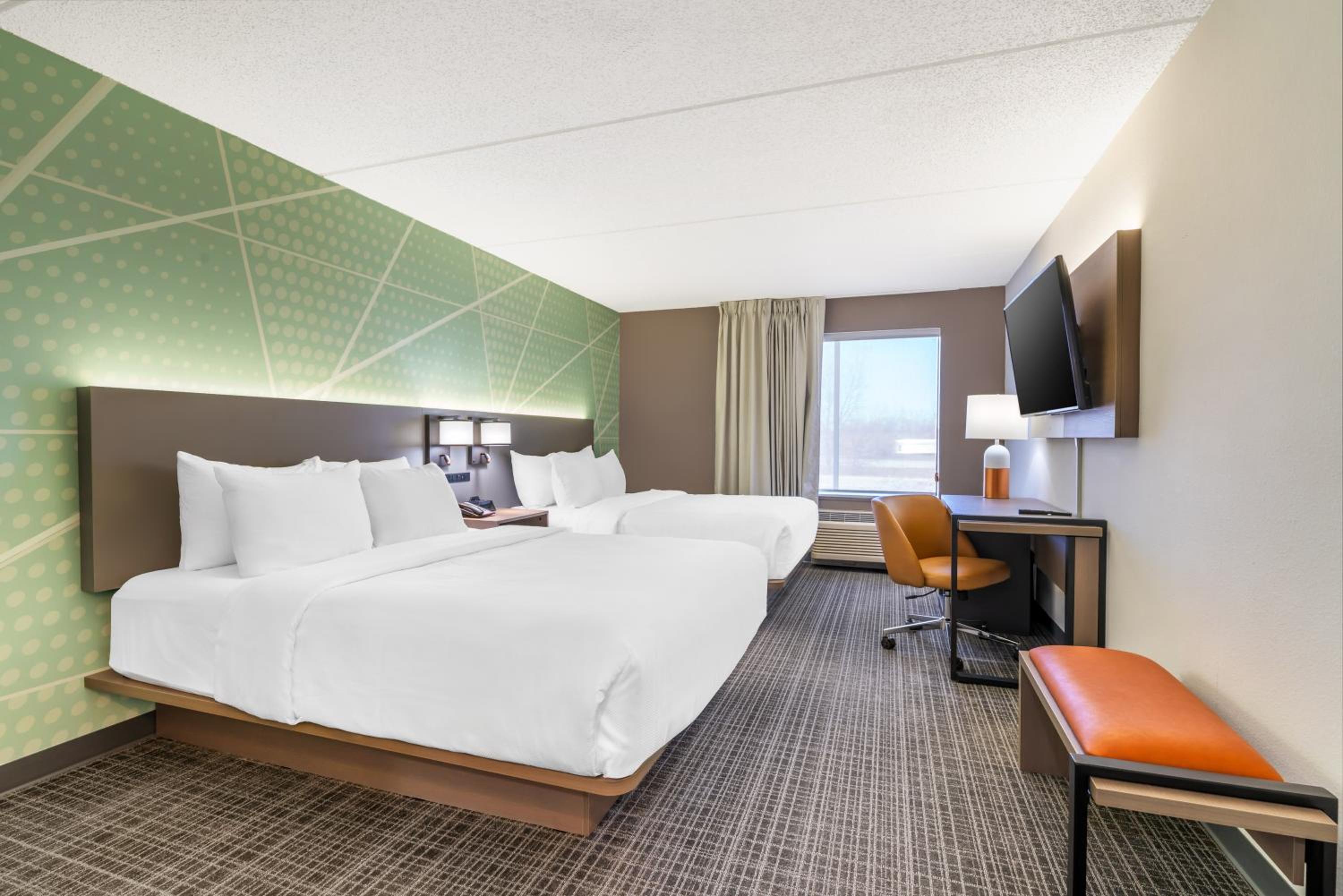 Efficiency Quadruple Room with Two Queen Beds - Non Smoking - Photo 2