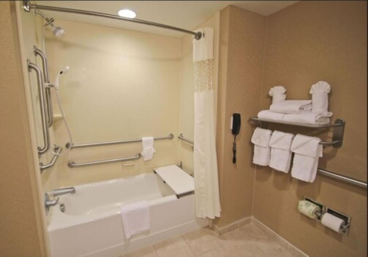 King Room with King Bed - Non-Smoking - Photo 2