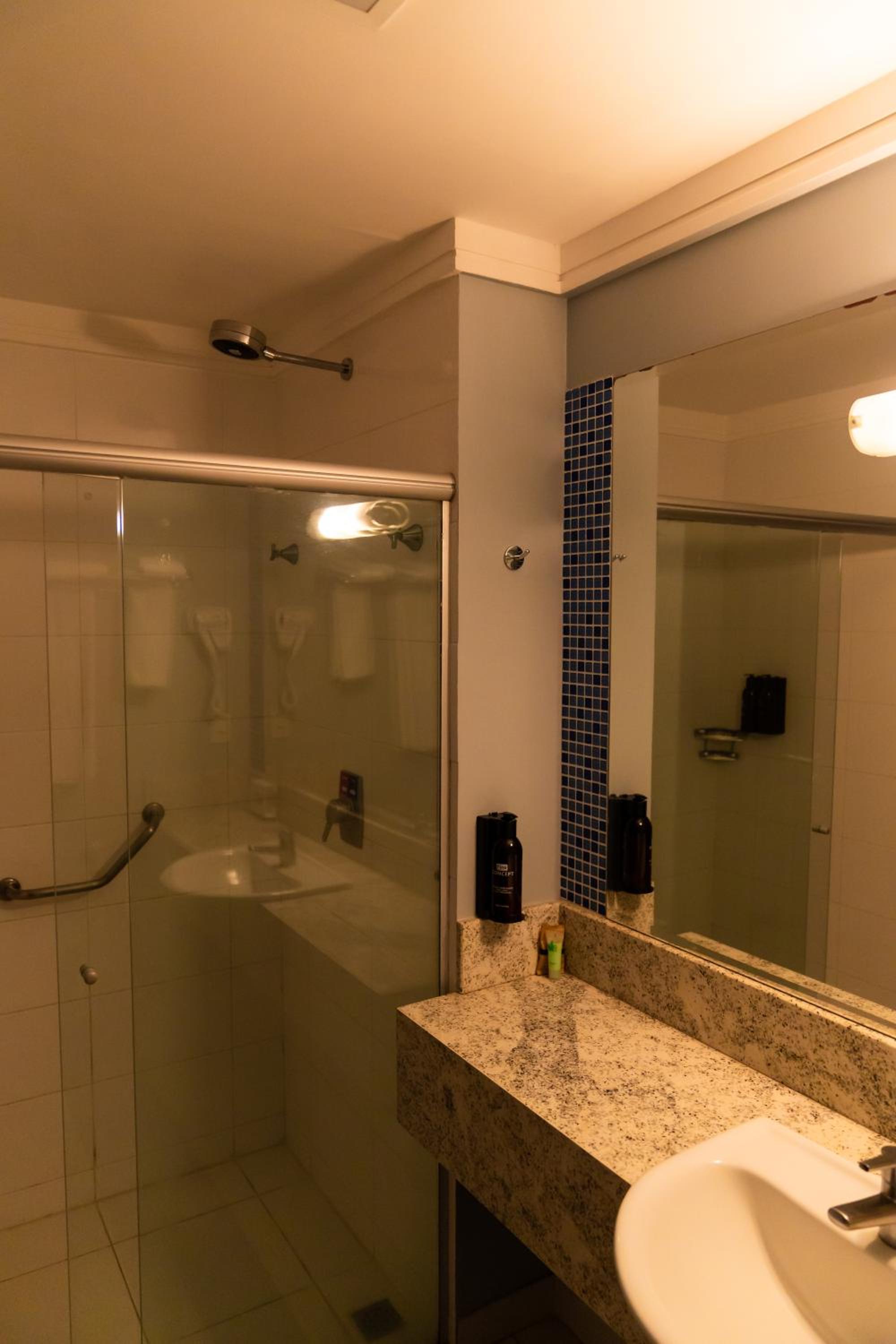King Suite - Non-Smoking photo 3